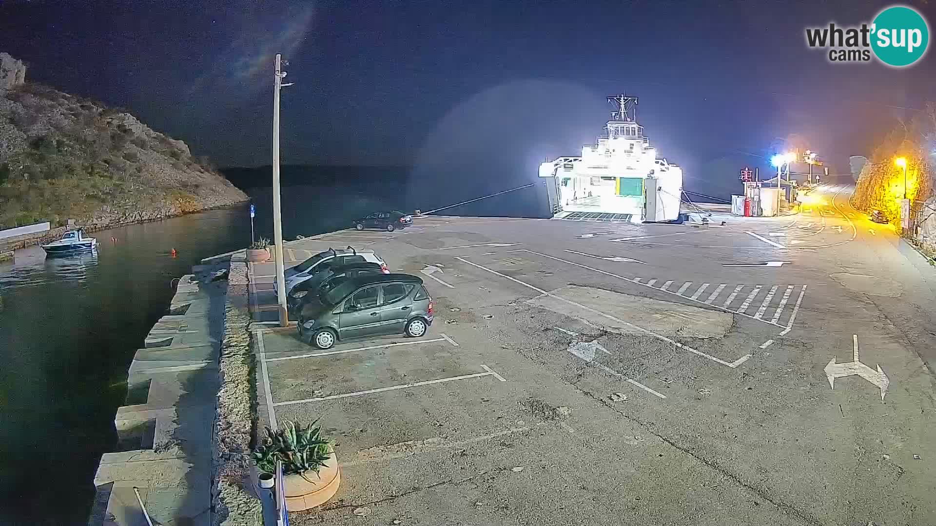 Spletna kamera trajektno pristanišče Prizna – proti otoku Pag