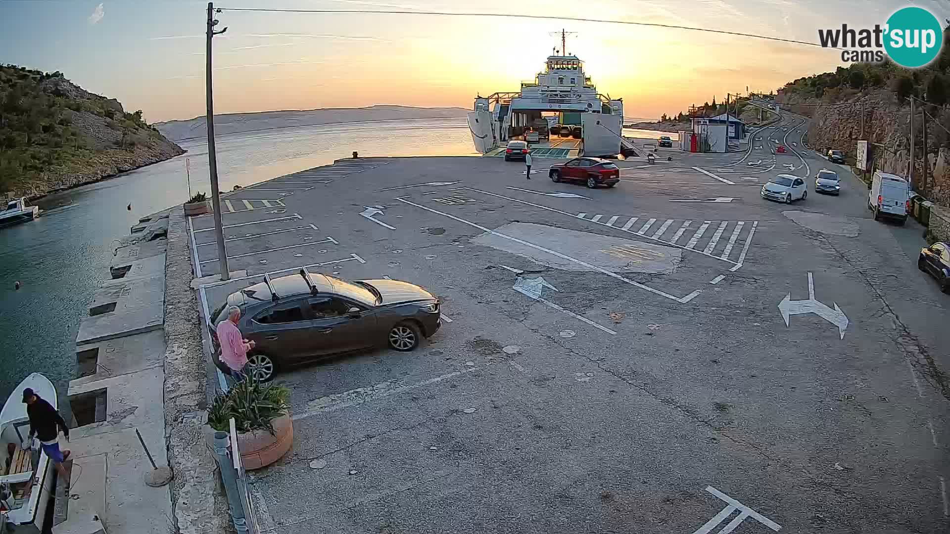 Spletna kamera trajektno pristanišče Prizna – proti otoku Pag