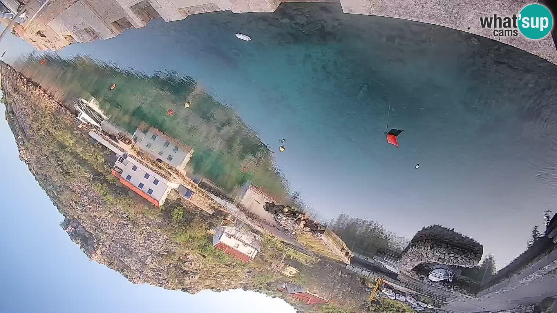 Spletna kamera trajektno pristanišče Prizna – proti otoku Pag