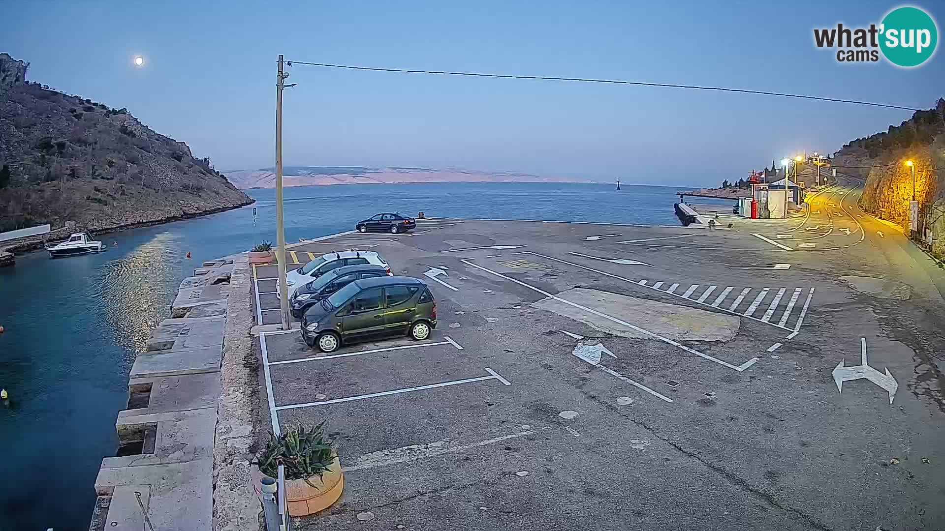 Spletna kamera trajektno pristanišče Prizna – proti otoku Pag