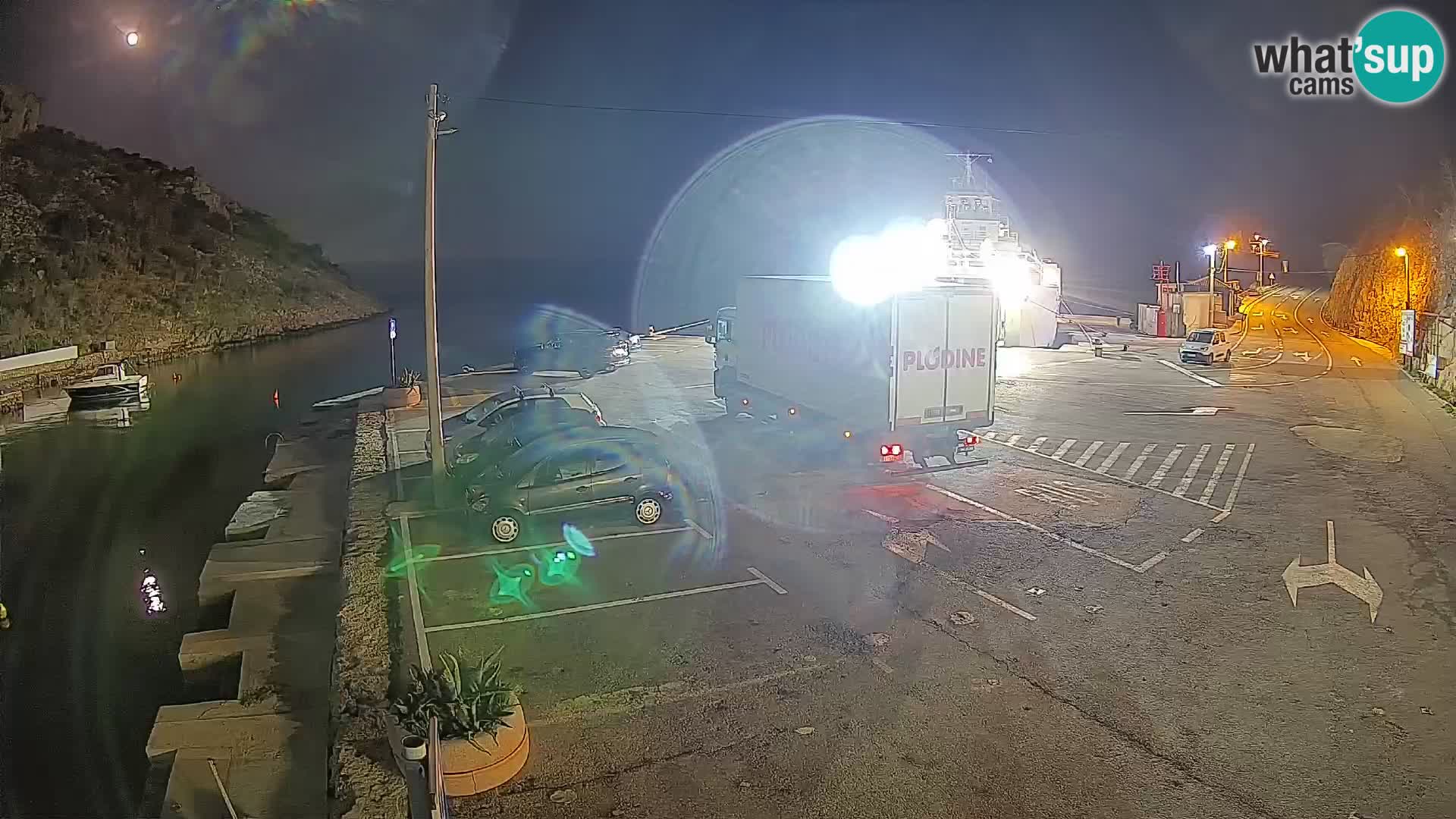 Spletna kamera trajektno pristanišče Prizna – proti otoku Pag