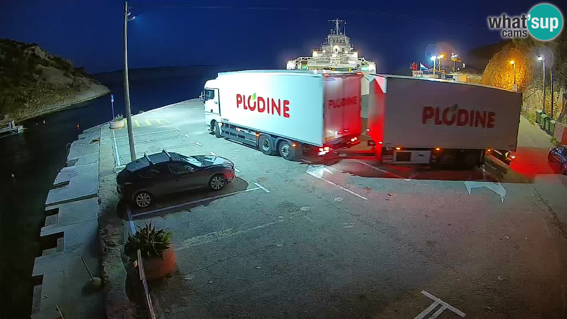 Spletna kamera trajektno pristanišče Prizna – proti otoku Pag