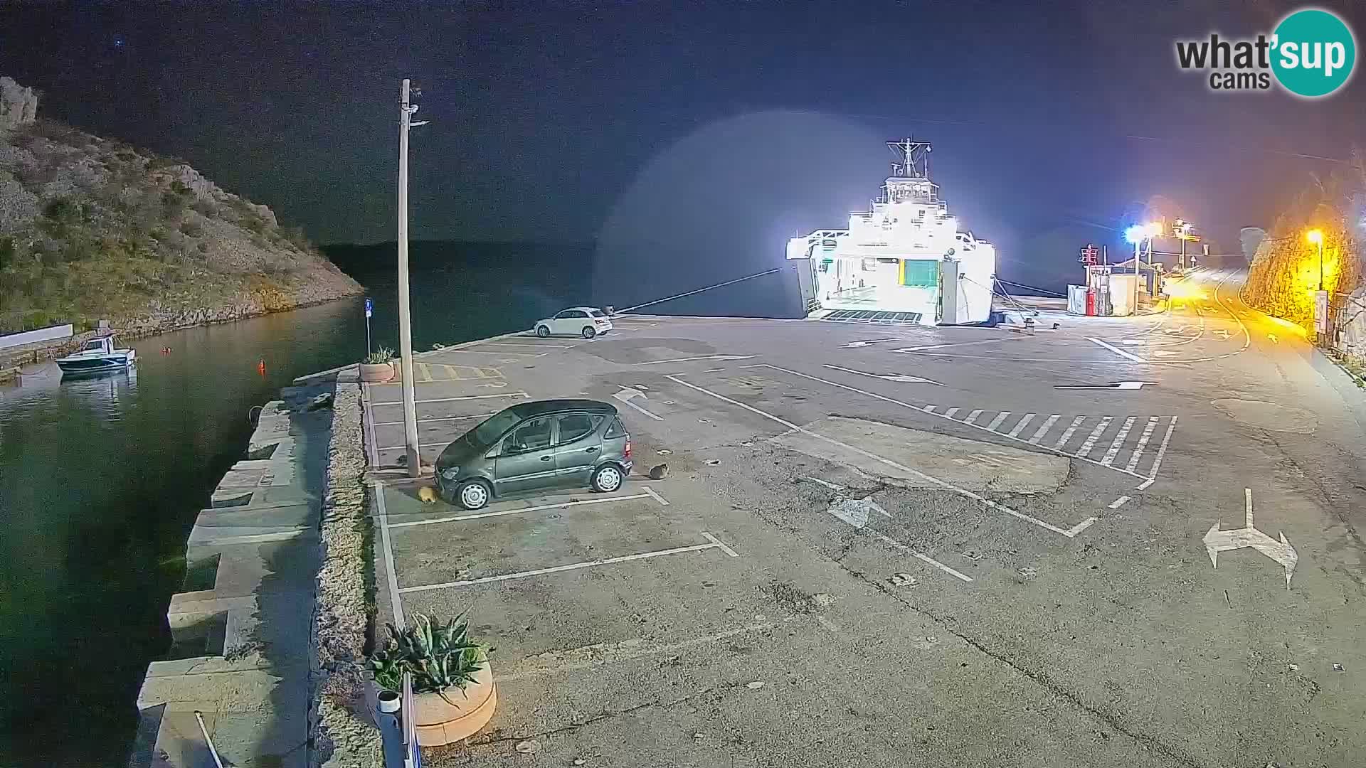 Spletna kamera trajektno pristanišče Prizna – proti otoku Pag