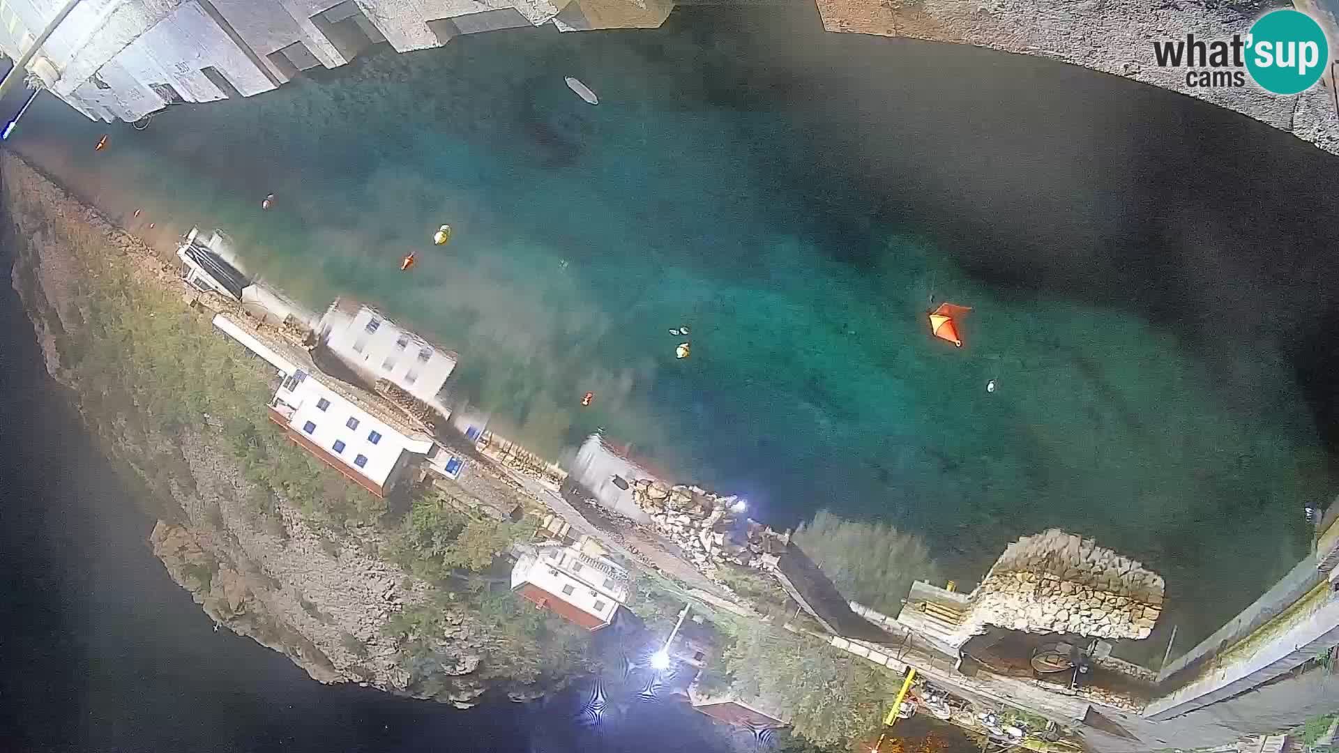 Spletna kamera trajektno pristanišče Prizna – proti otoku Pag