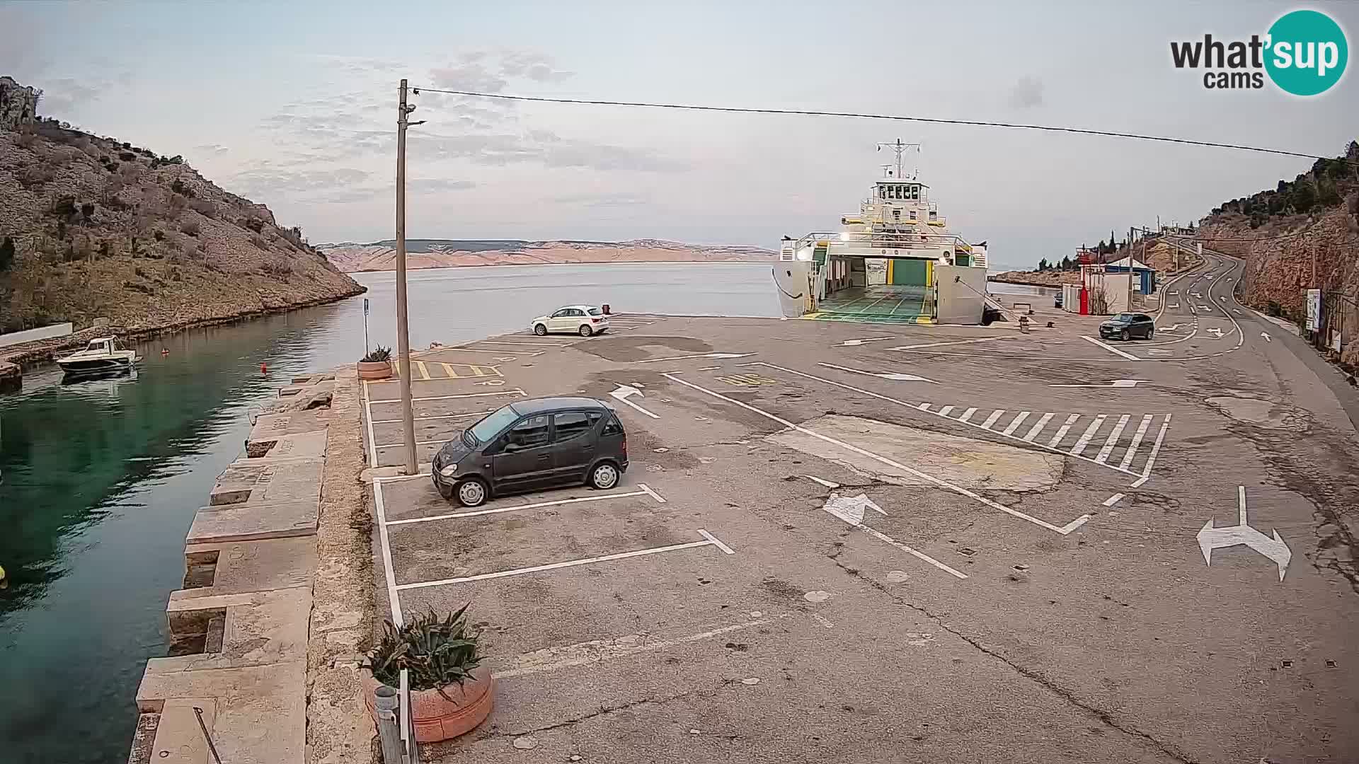 Spletna kamera trajektno pristanišče Prizna – proti otoku Pag