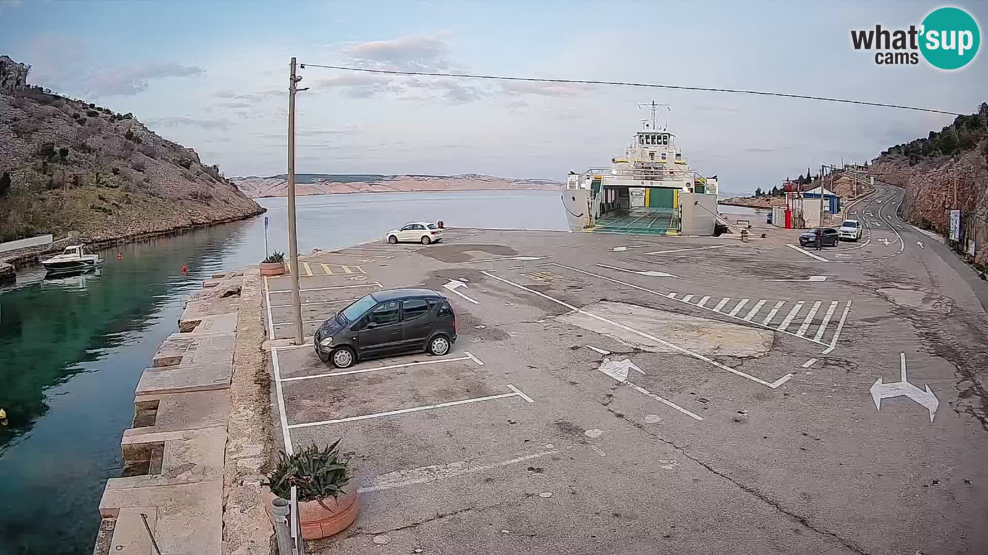 Spletna kamera trajektno pristanišče Prizna – proti otoku Pag