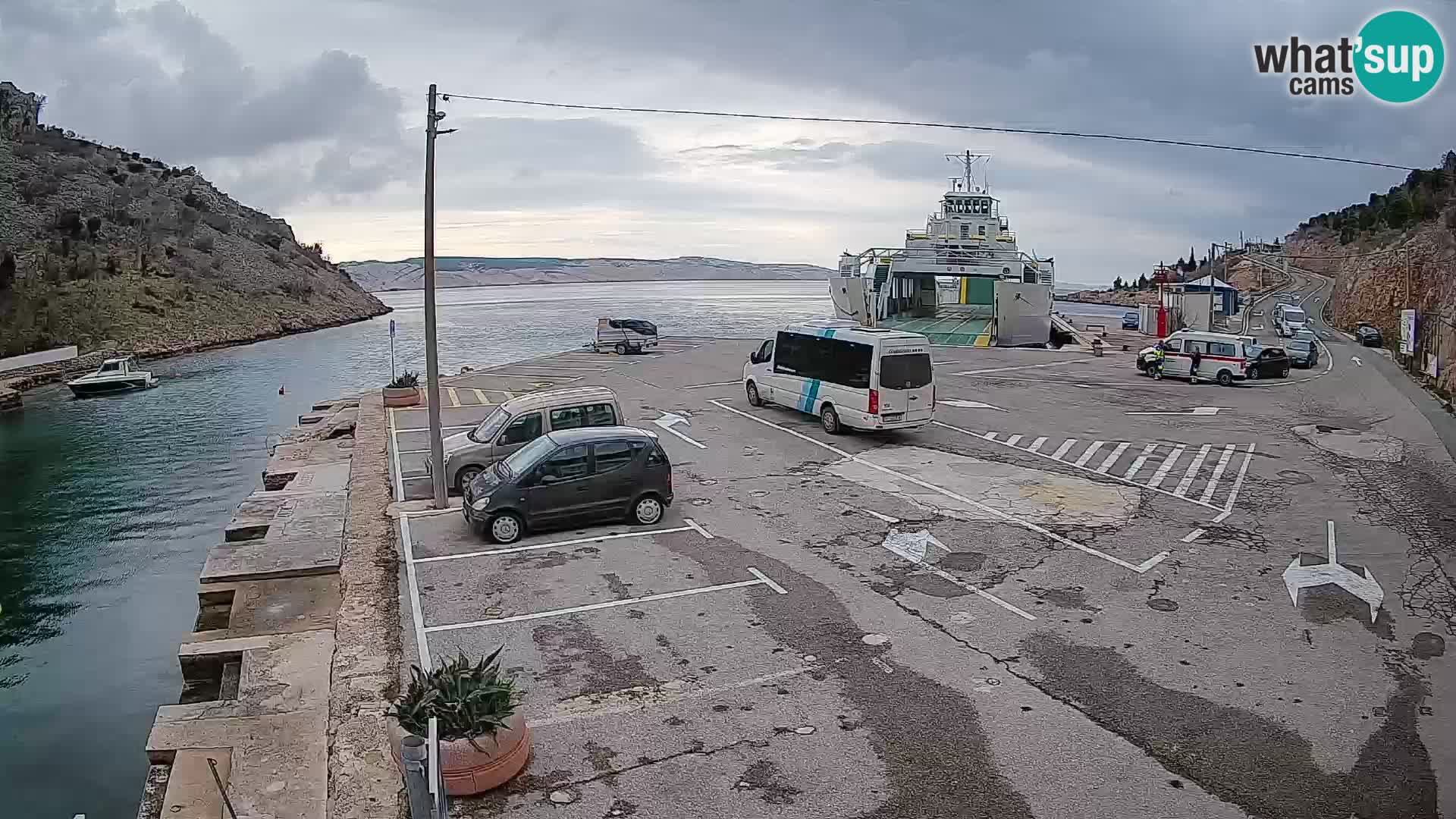 Spletna kamera trajektno pristanišče Prizna – proti otoku Pag