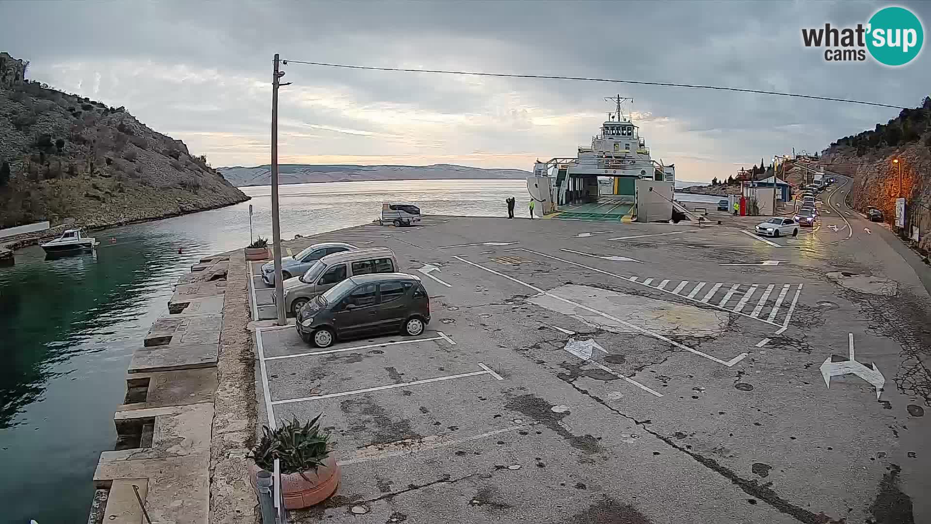 Spletna kamera trajektno pristanišče Prizna – proti otoku Pag