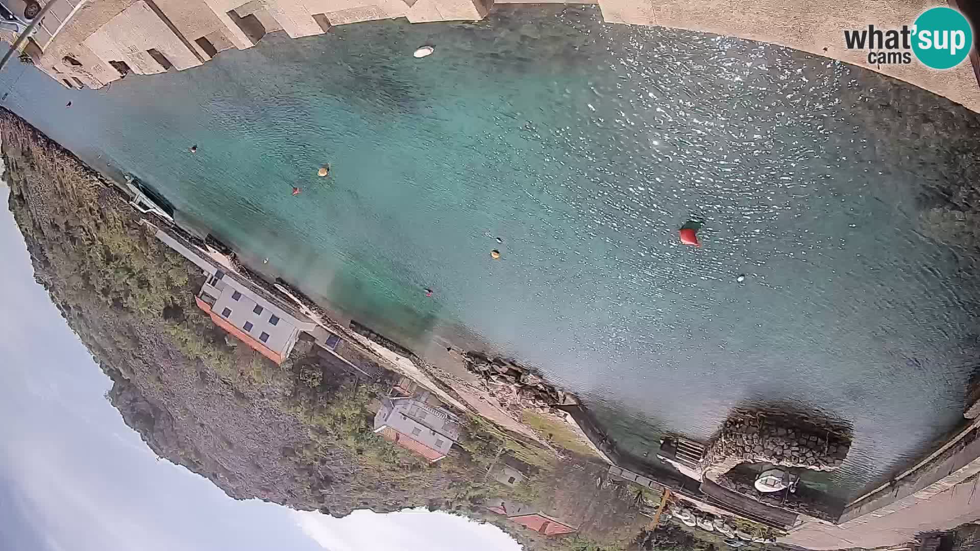 Spletna kamera trajektno pristanišče Prizna – proti otoku Pag