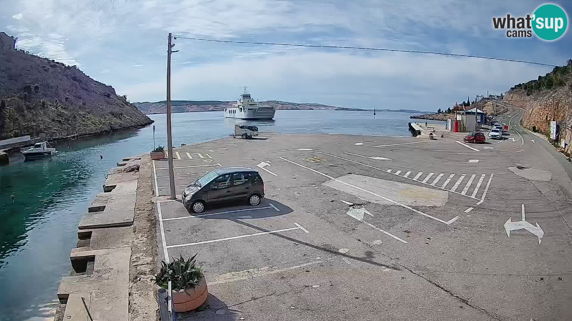 Spletna kamera trajektno pristanišče Prizna – proti otoku Pag