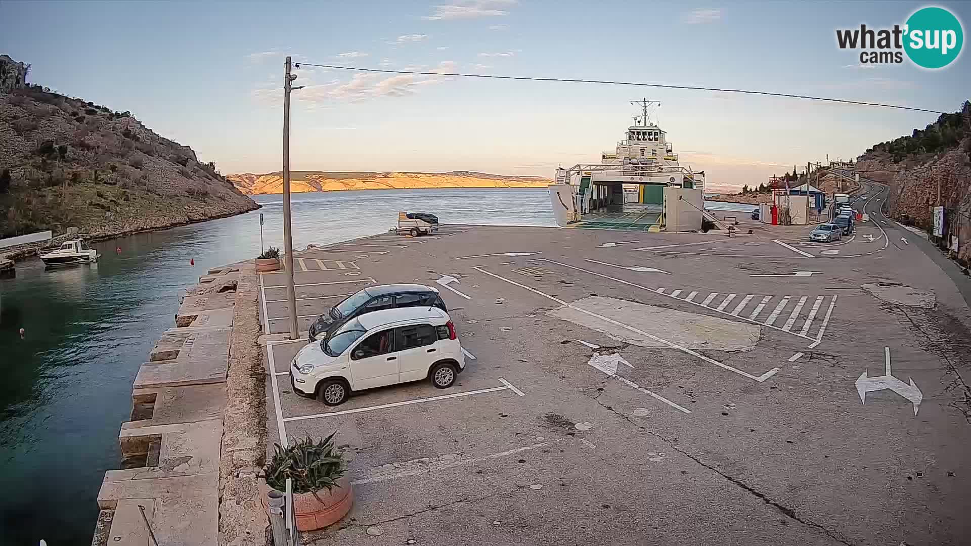 Spletna kamera trajektno pristanišče Prizna – proti otoku Pag