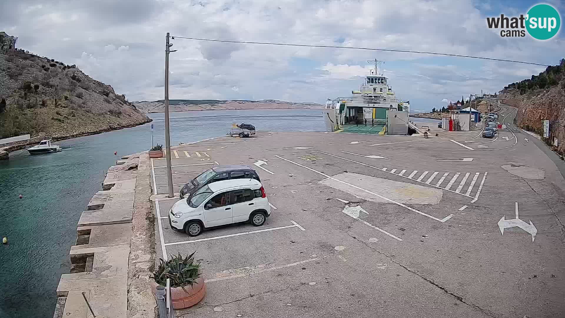 Spletna kamera trajektno pristanišče Prizna – proti otoku Pag