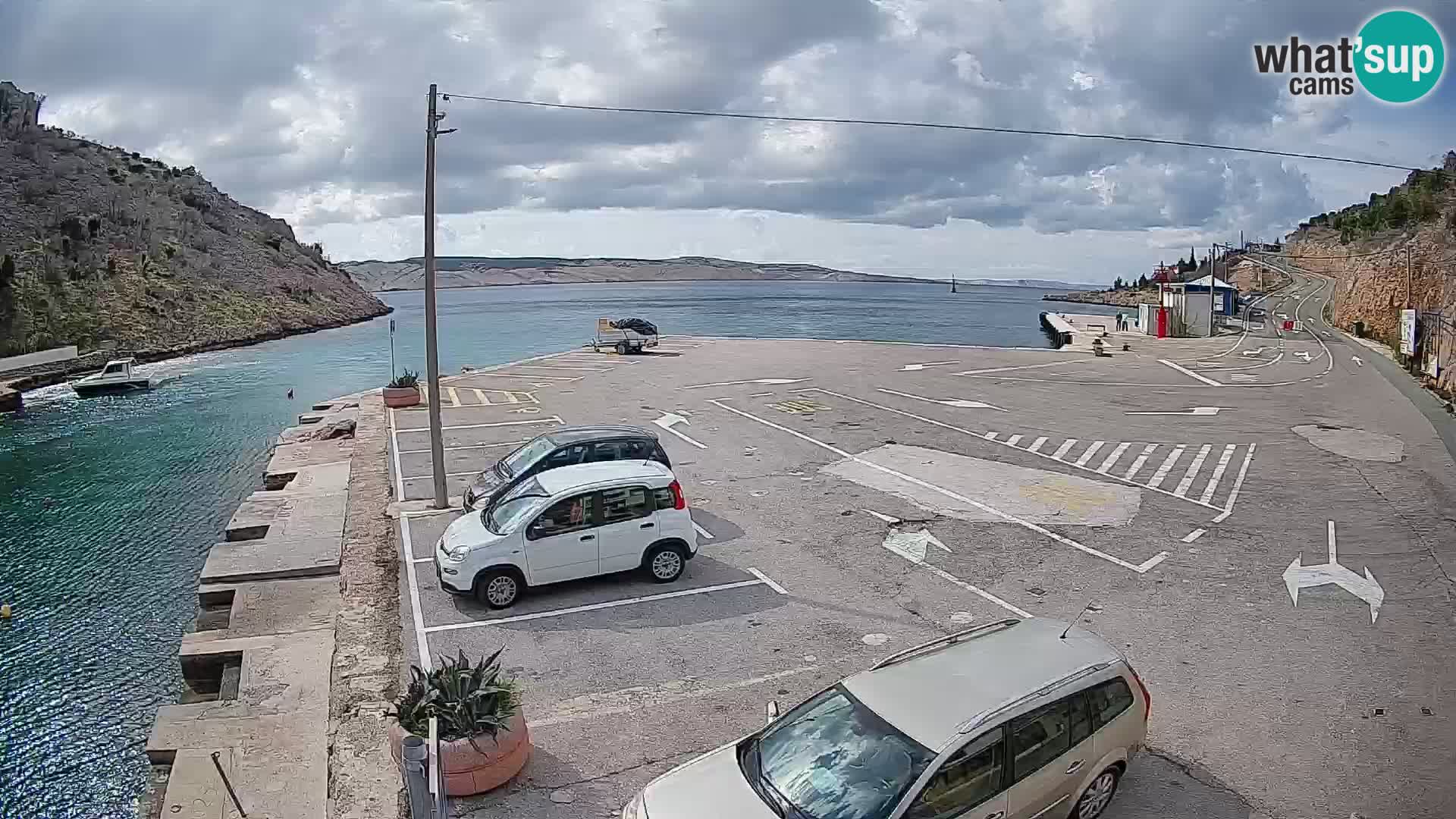 Spletna kamera trajektno pristanišče Prizna – proti otoku Pag