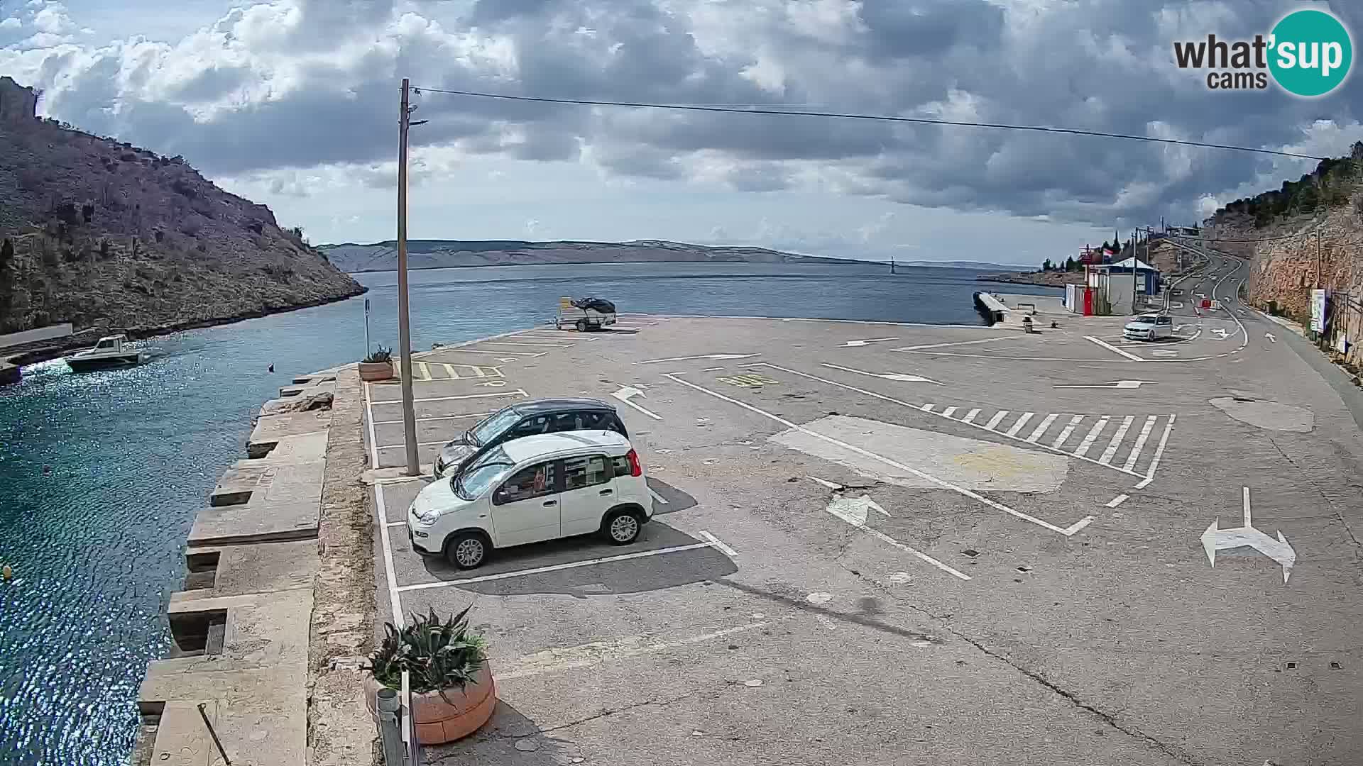 Spletna kamera trajektno pristanišče Prizna – proti otoku Pag