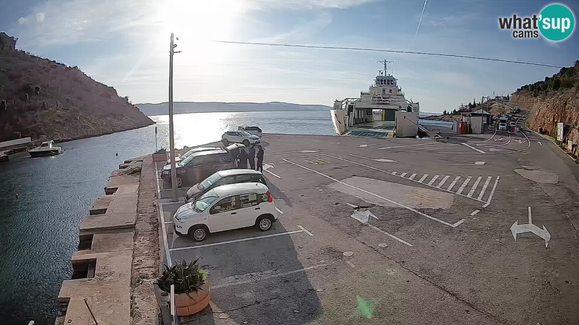 Spletna kamera trajektno pristanišče Prizna – proti otoku Pag