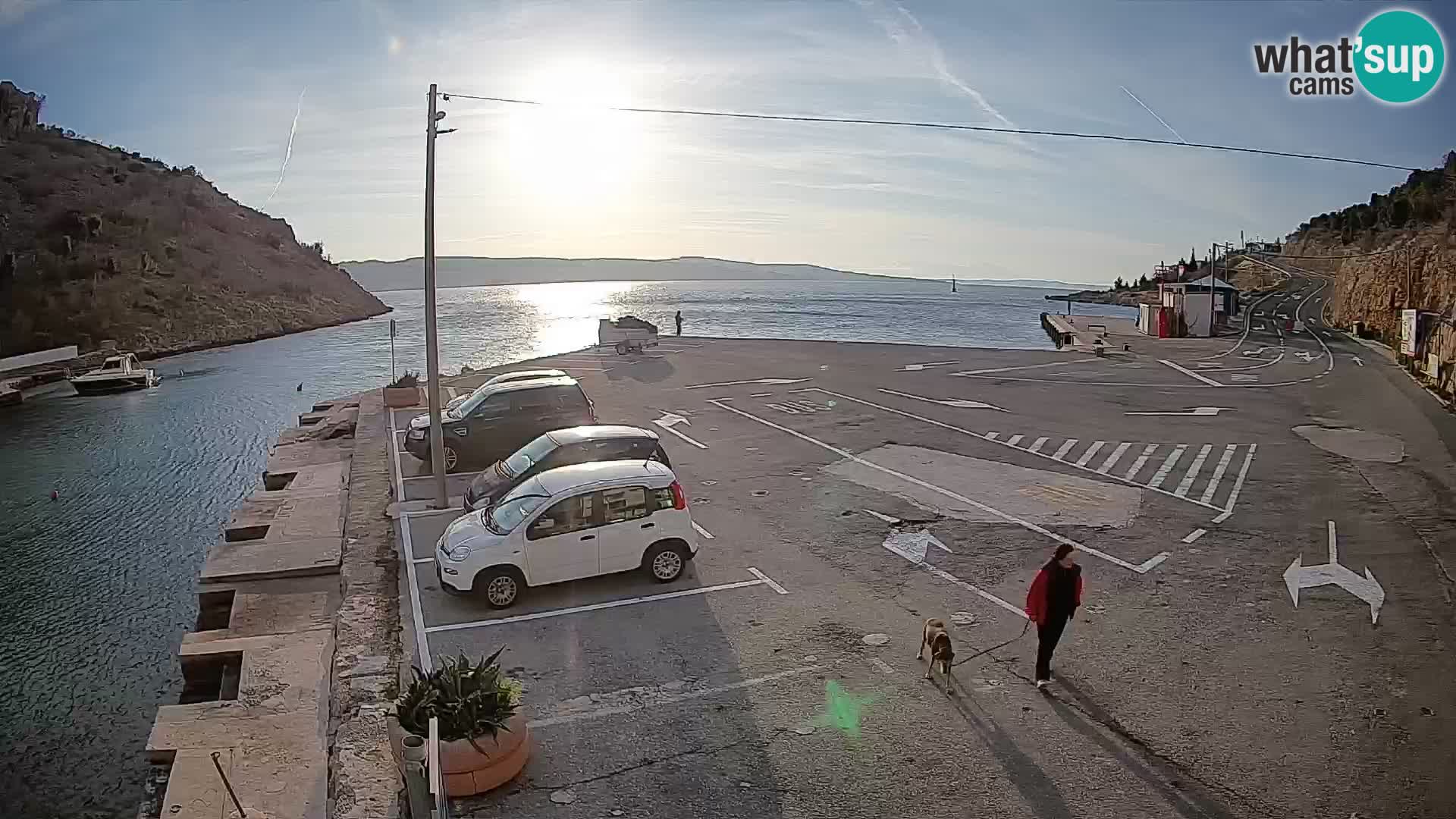 Spletna kamera trajektno pristanišče Prizna – proti otoku Pag