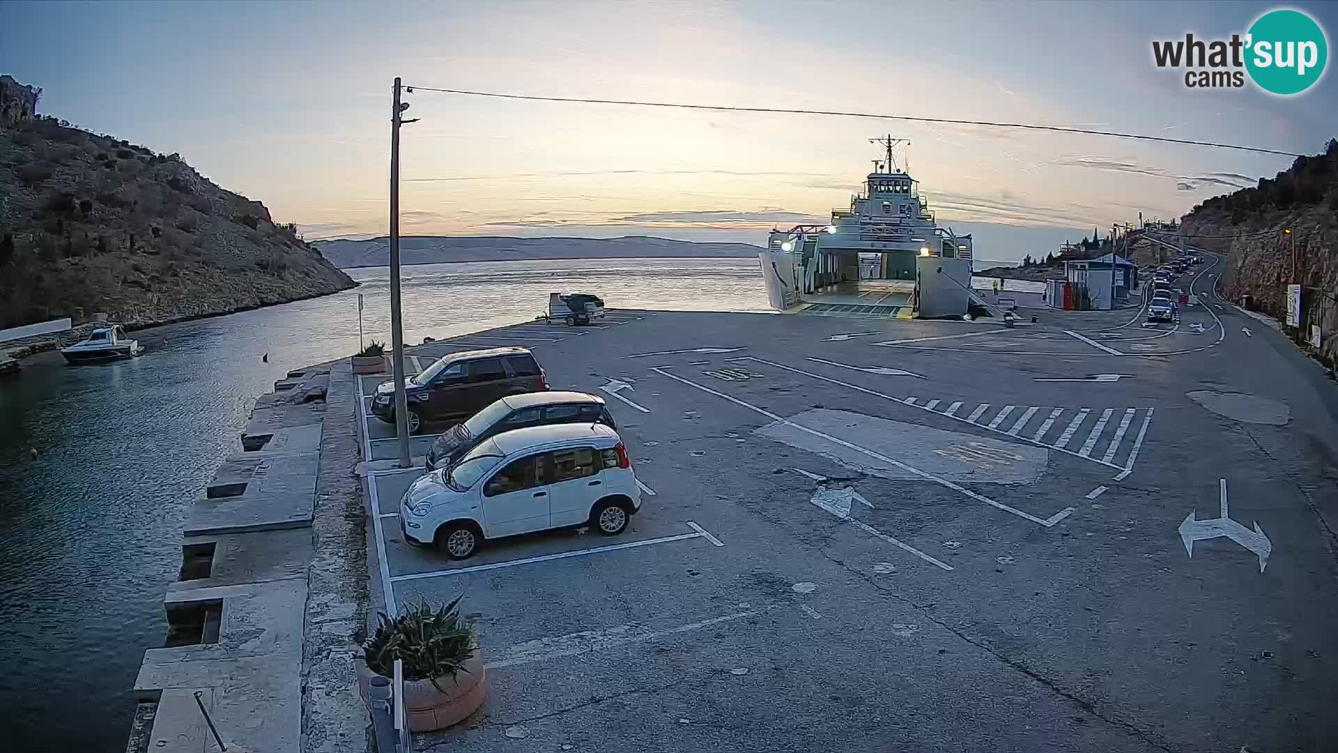Webcam del puerto de ferris de Prizna – hacia la isla de Pag