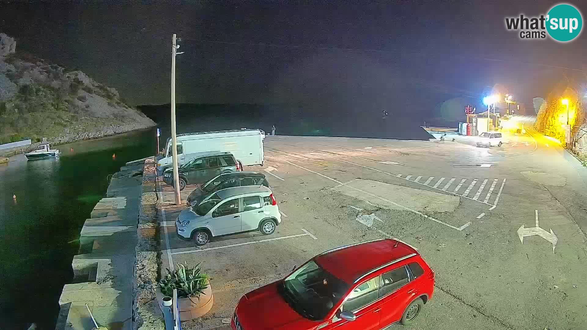 Spletna kamera trajektno pristanišče Prizna – proti otoku Pag