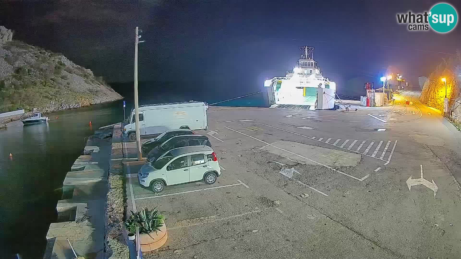 Spletna kamera trajektno pristanišče Prizna – proti otoku Pag