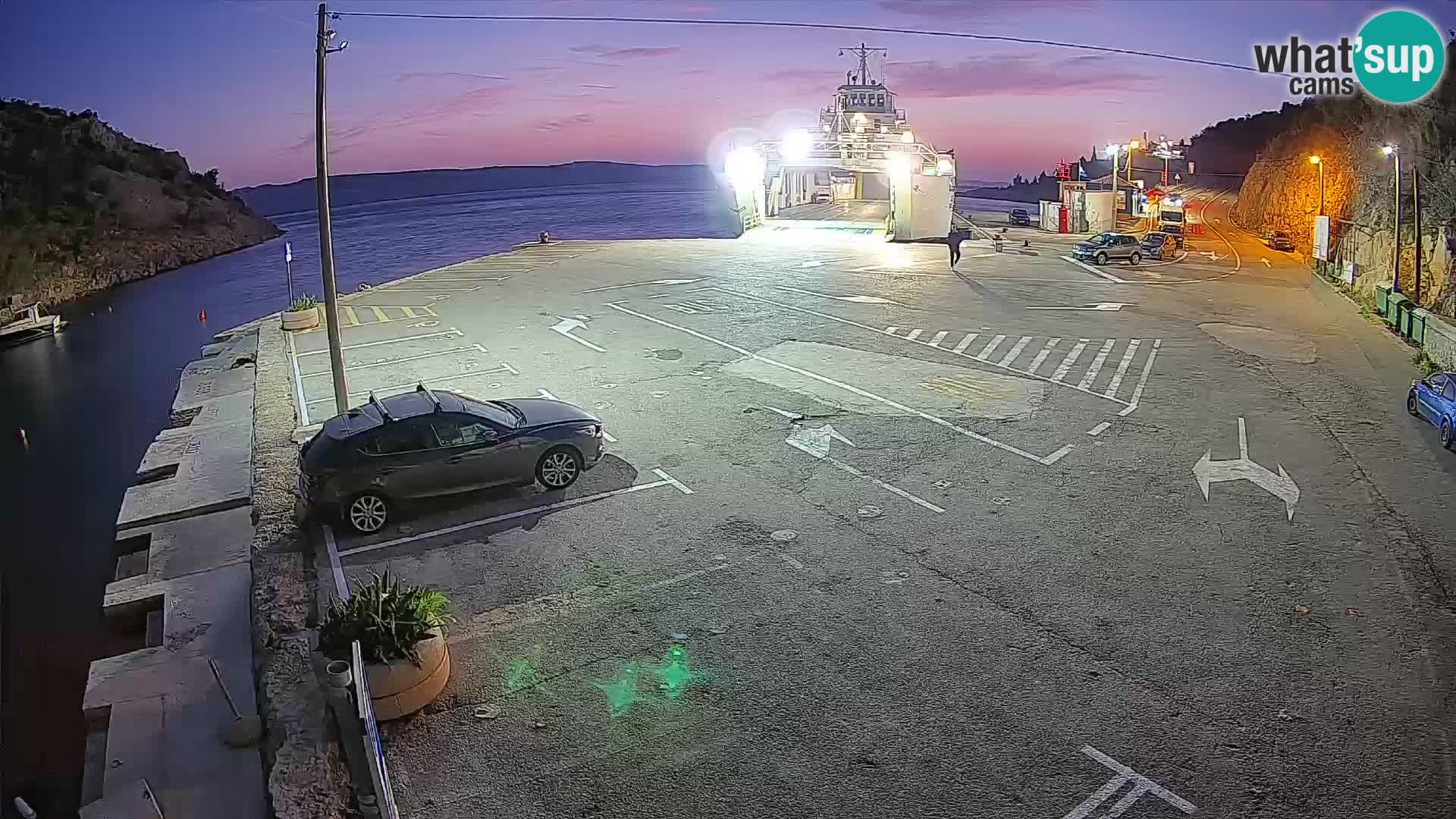 Spletna kamera trajektno pristanišče Prizna – proti otoku Pag