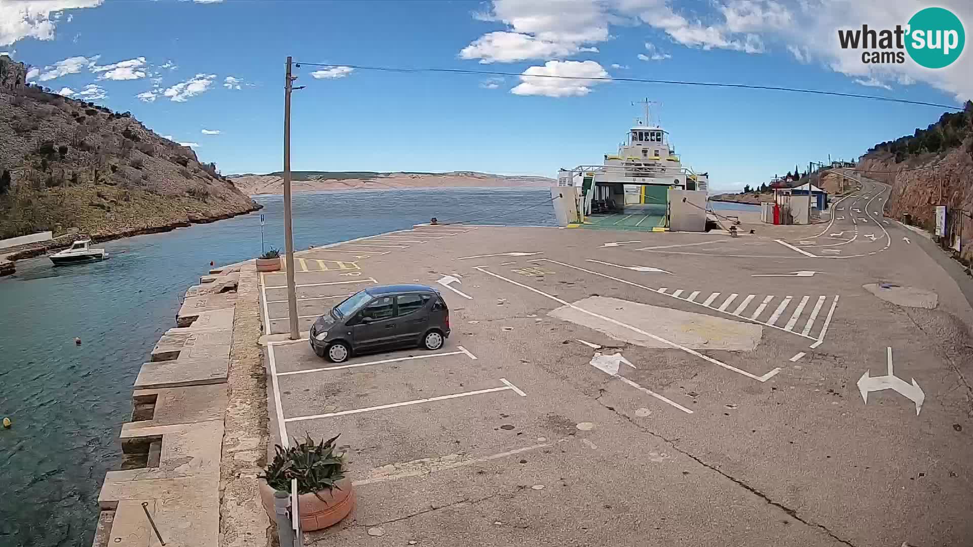 Spletna kamera trajektno pristanišče Prizna – proti otoku Pag