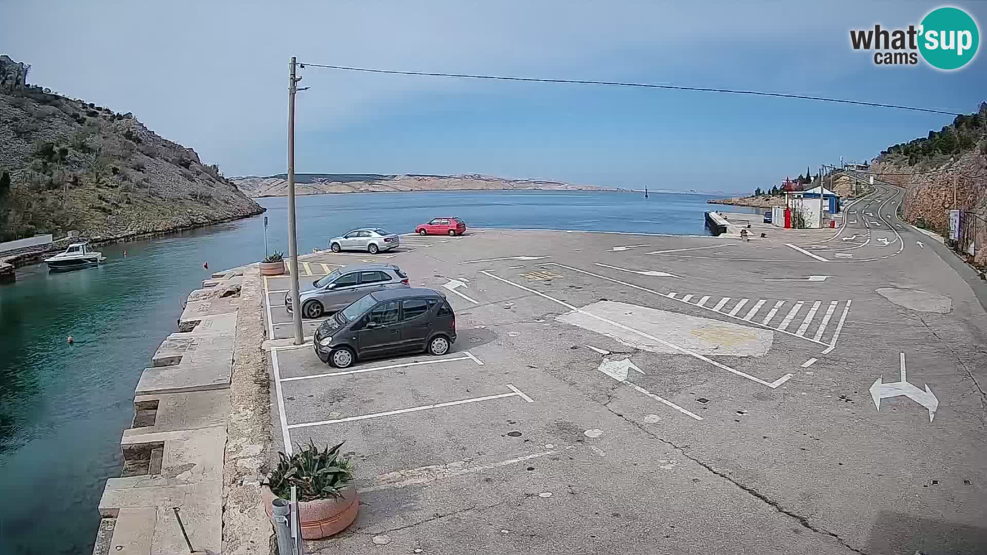 Spletna kamera trajektno pristanišče Prizna – proti otoku Pag