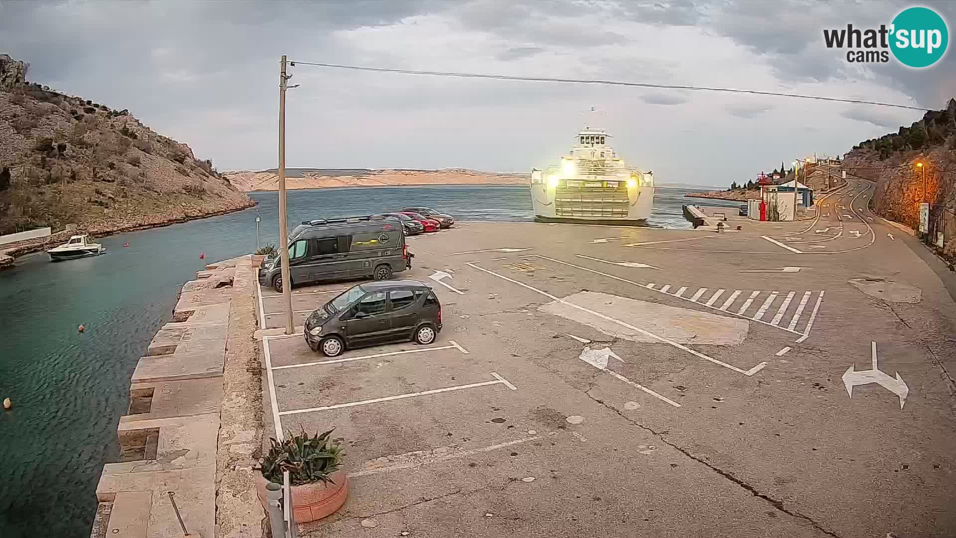 Web kamera trajektna luka Prizna – prema otoku Pag