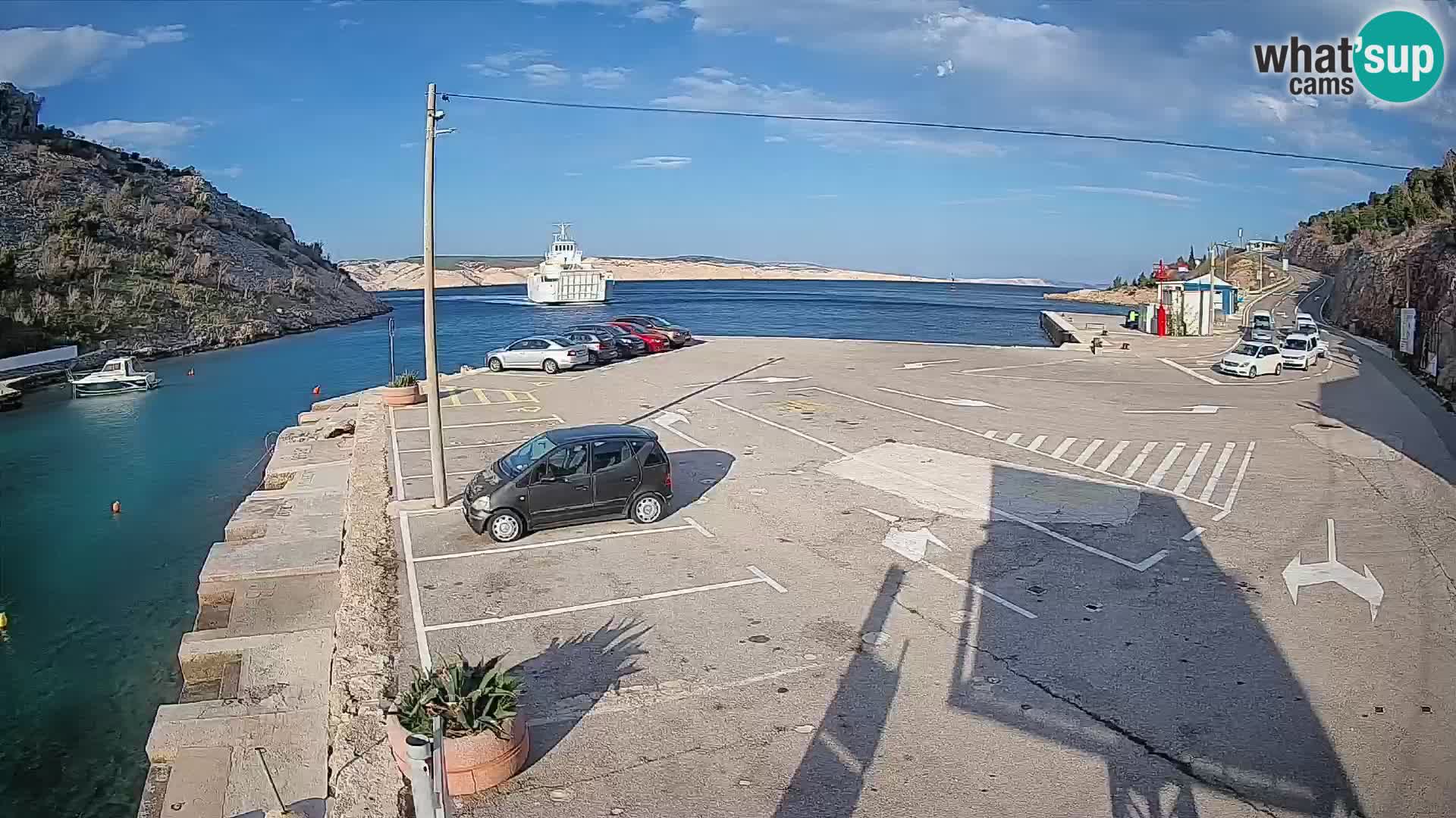 Spletna kamera trajektno pristanišče Prizna – proti otoku Pag