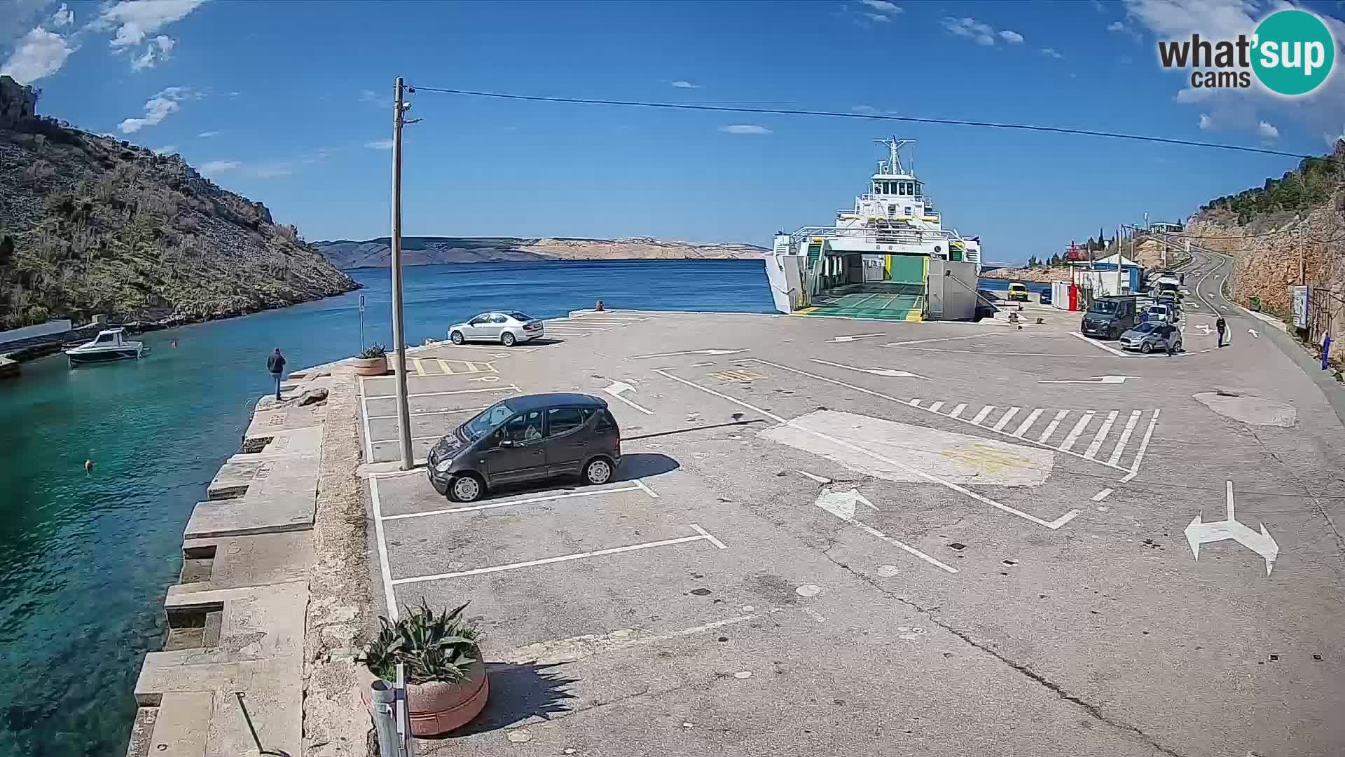 Spletna kamera trajektno pristanišče Prizna – proti otoku Pag