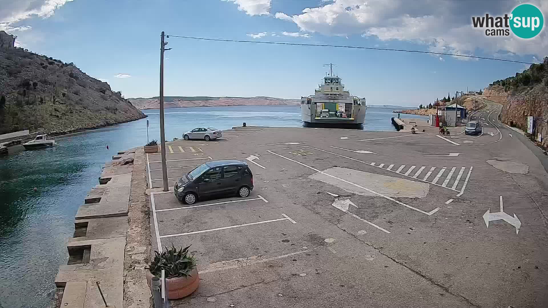 Spletna kamera trajektno pristanišče Prizna – proti otoku Pag