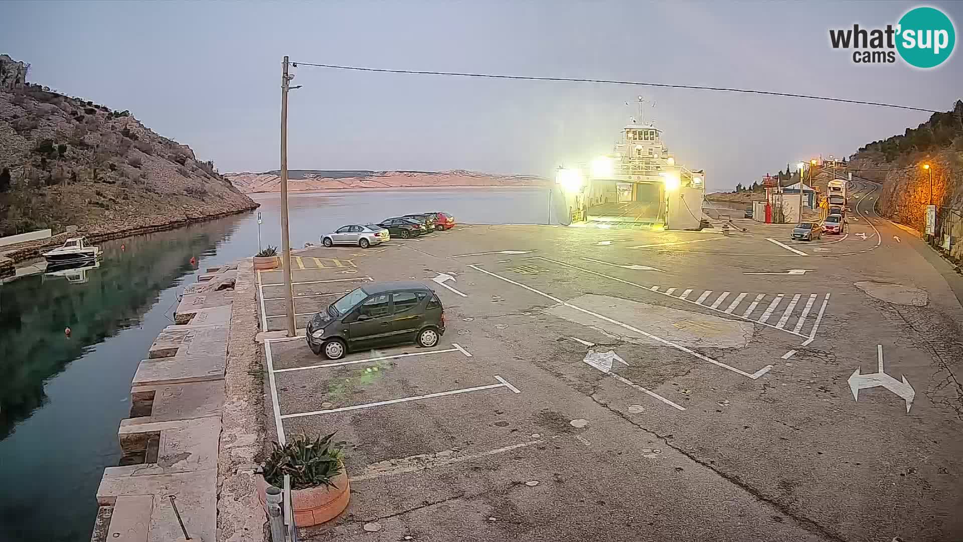 Webcam del puerto de ferris de Prizna – hacia la isla de Pag