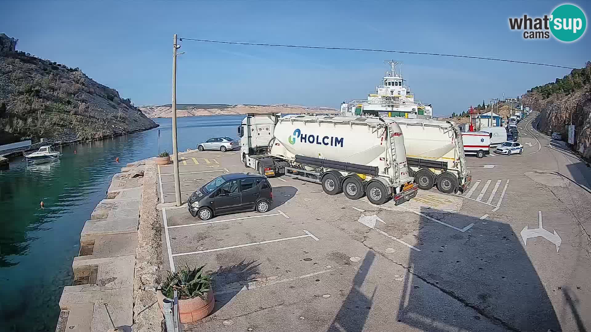 Spletna kamera trajektno pristanišče Prizna – proti otoku Pag