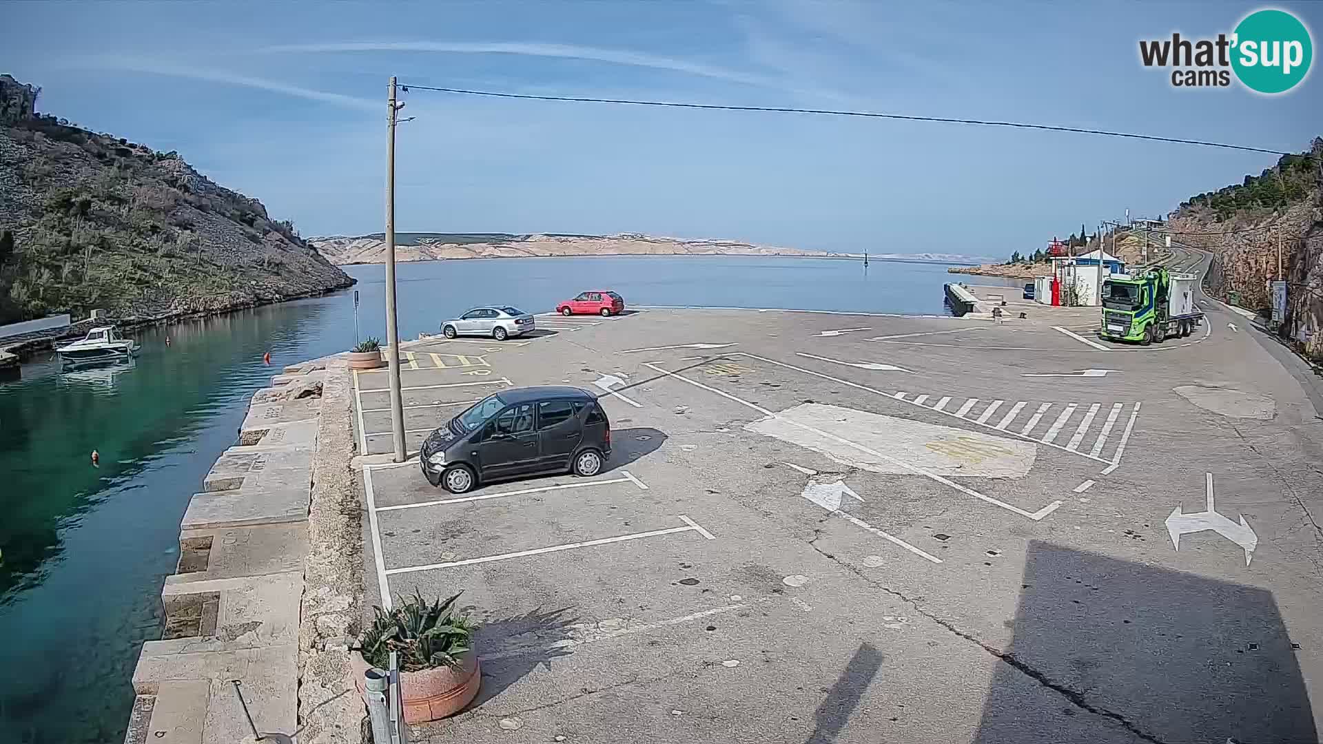 Spletna kamera trajektno pristanišče Prizna – proti otoku Pag