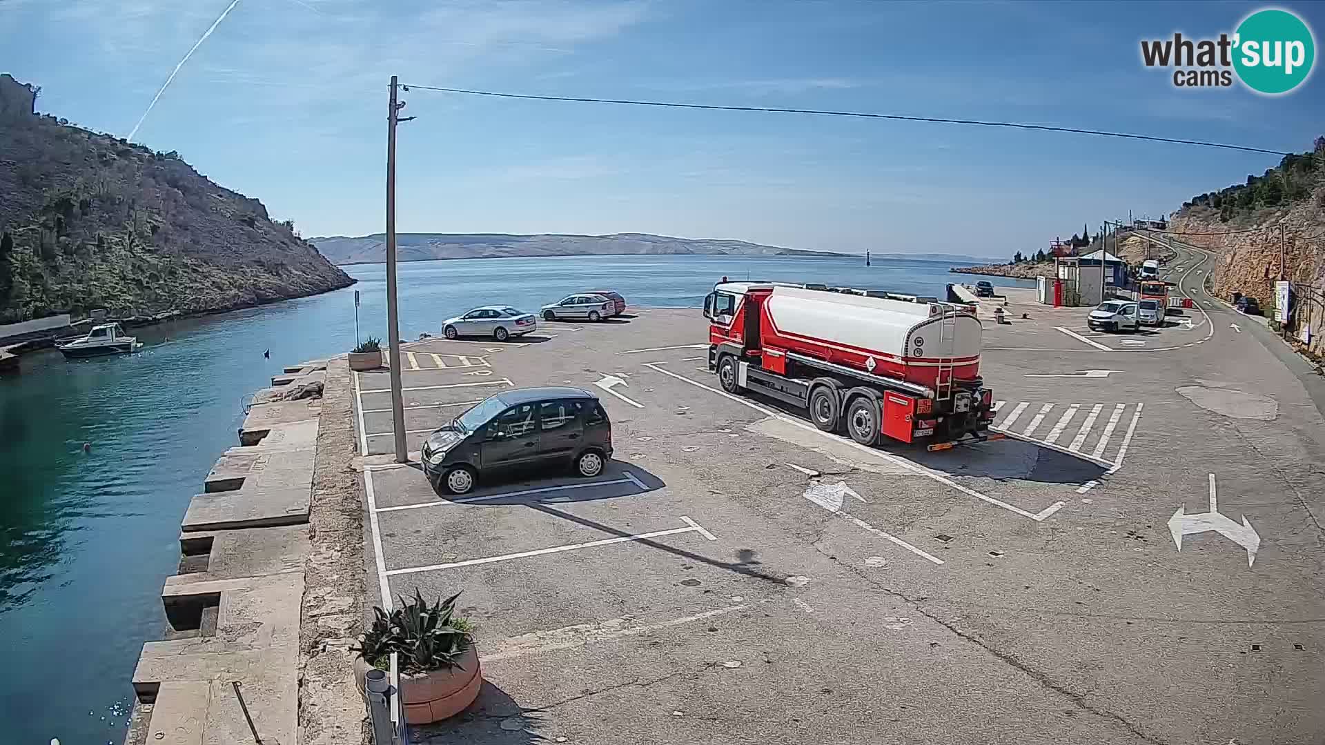 Spletna kamera trajektno pristanišče Prizna – proti otoku Pag