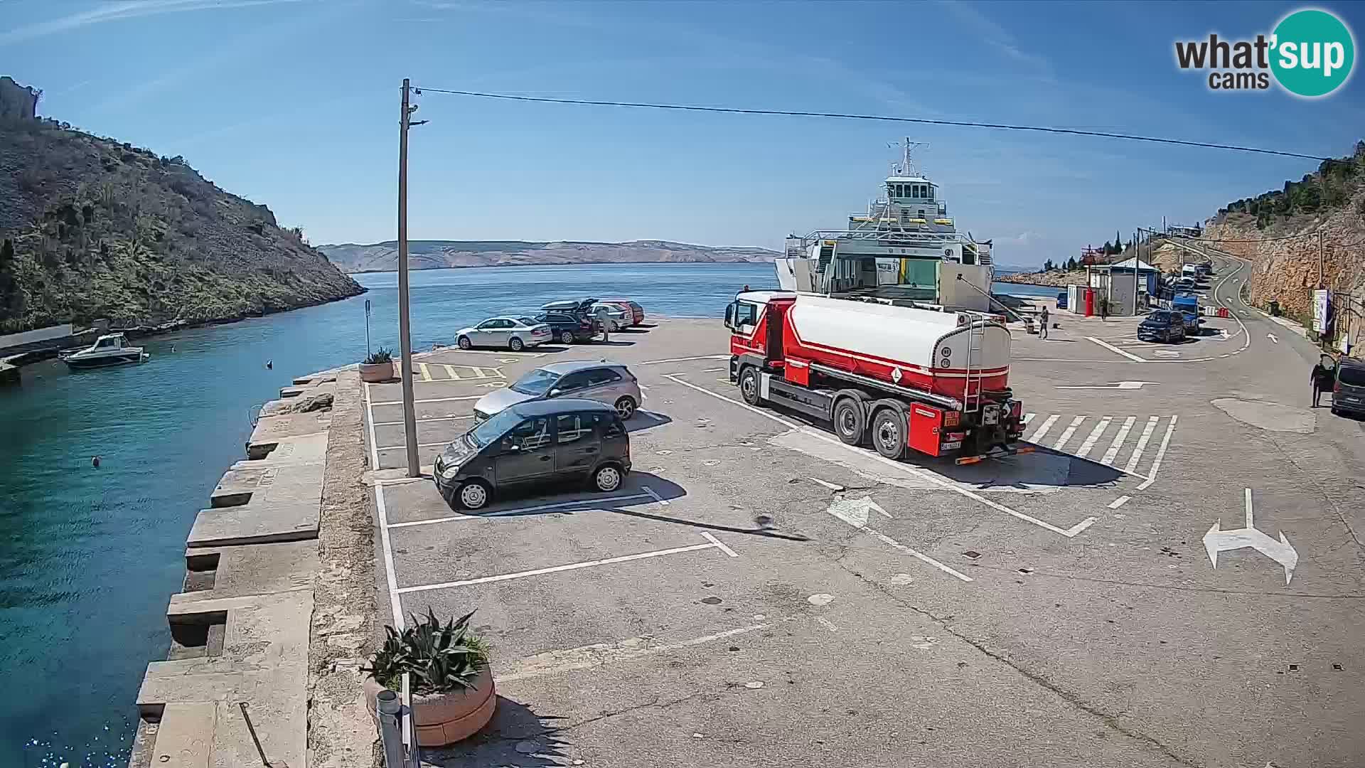 Spletna kamera trajektno pristanišče Prizna – proti otoku Pag