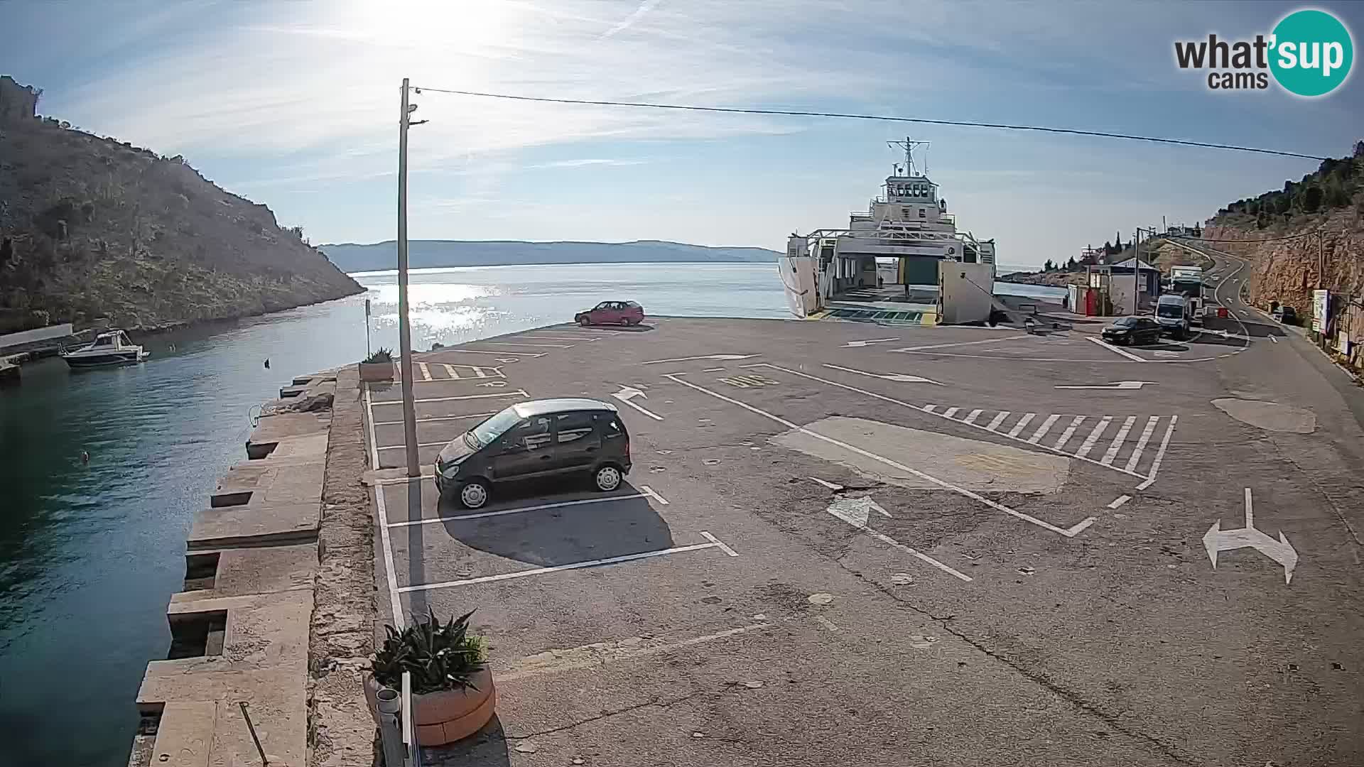 Spletna kamera trajektno pristanišče Prizna – proti otoku Pag