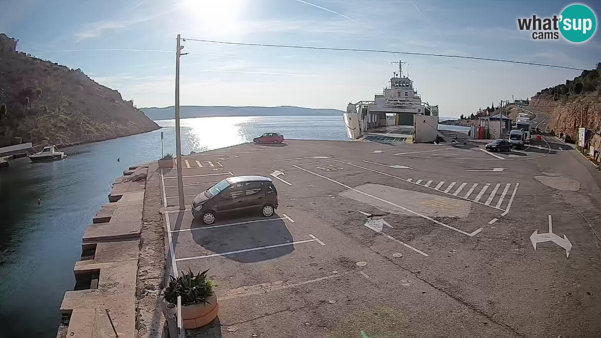 Spletna kamera trajektno pristanišče Prizna – proti otoku Pag