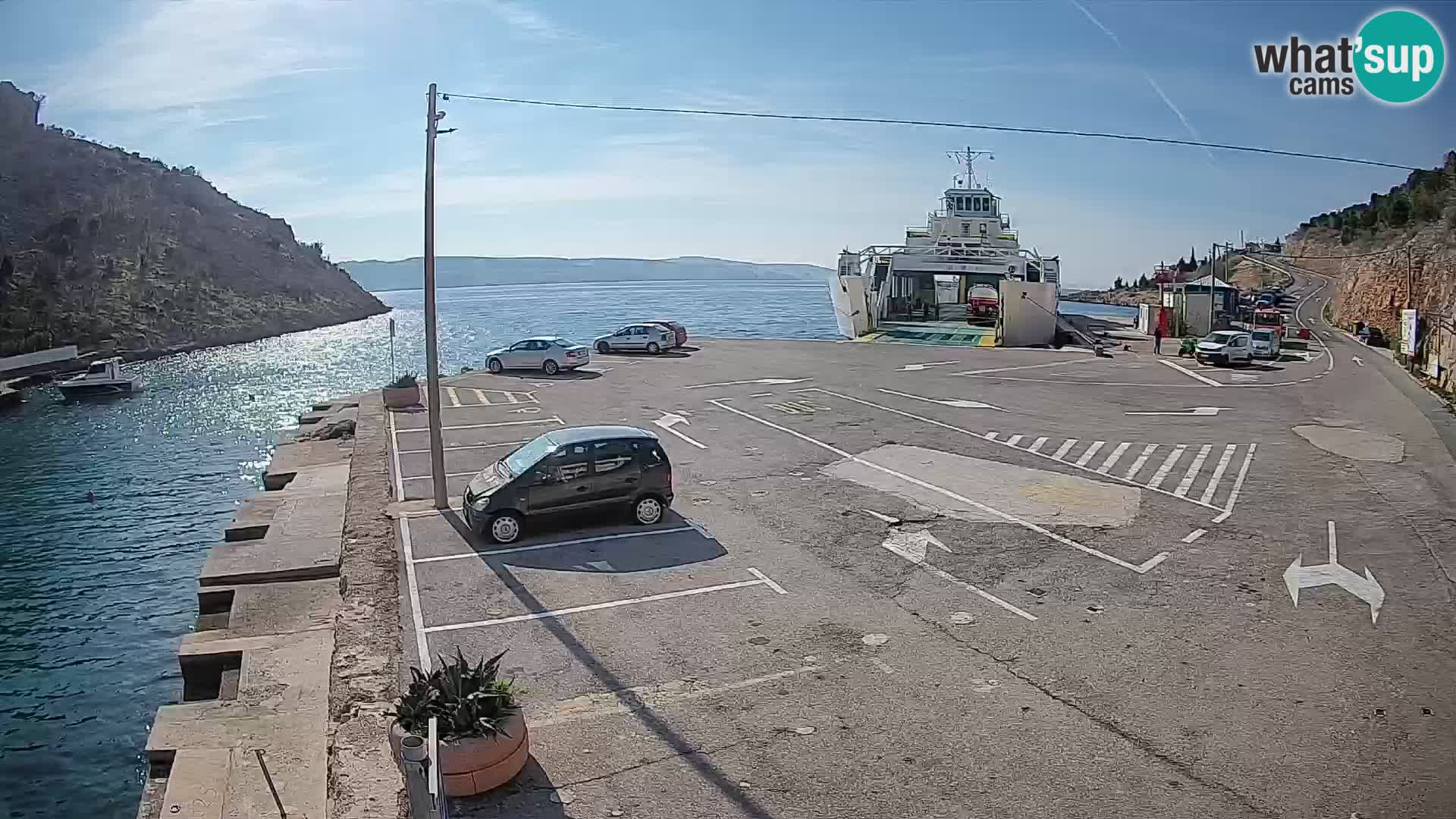 Spletna kamera trajektno pristanišče Prizna – proti otoku Pag