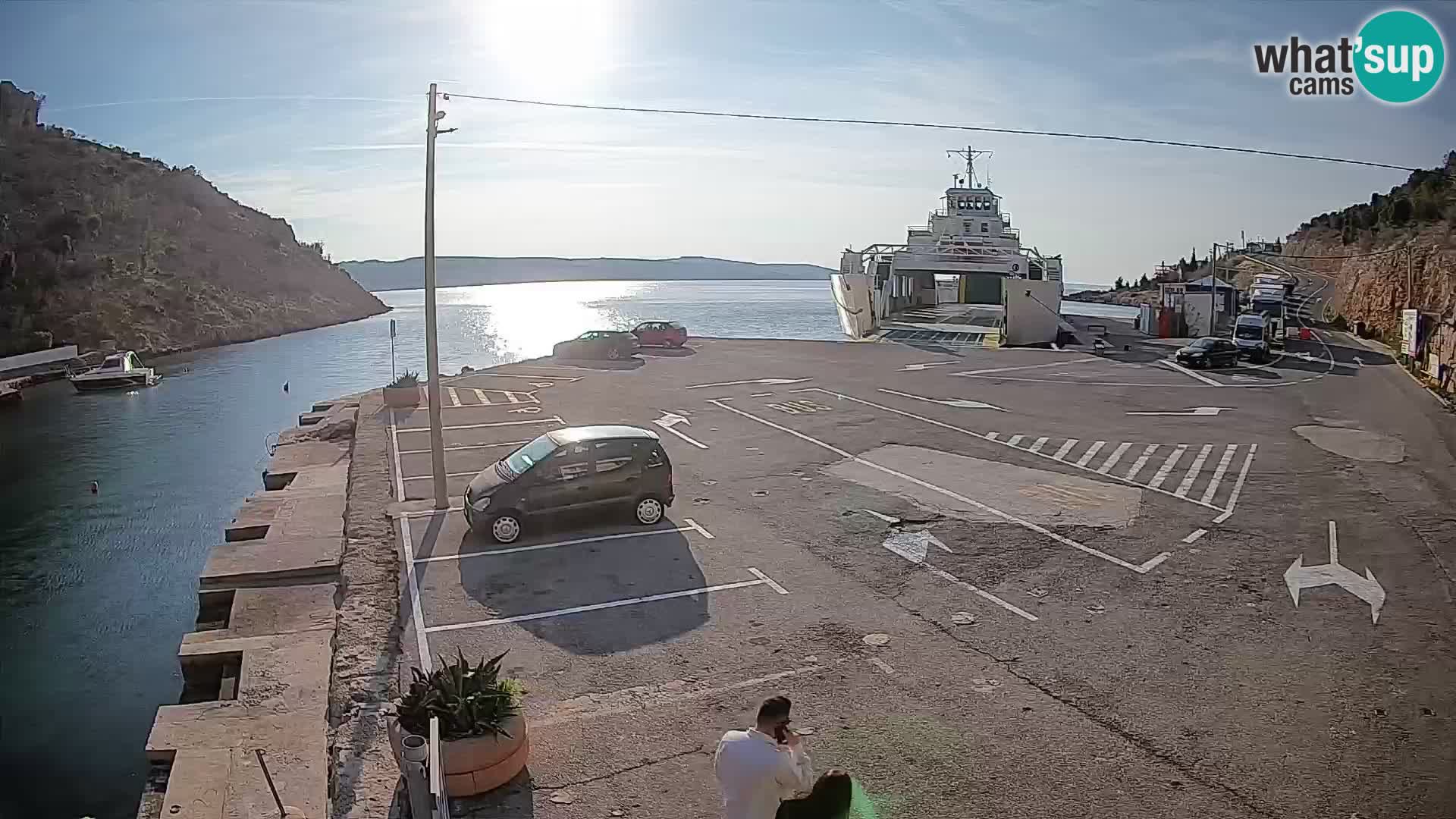 Spletna kamera trajektno pristanišče Prizna – proti otoku Pag