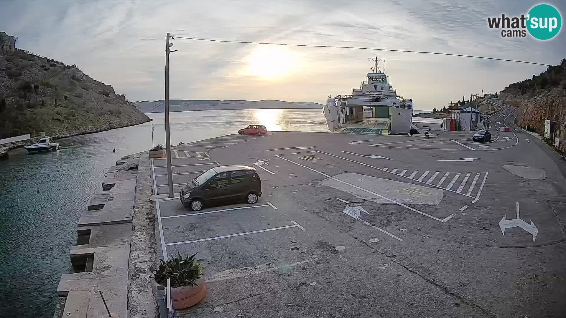 Spletna kamera trajektno pristanišče Prizna – proti otoku Pag