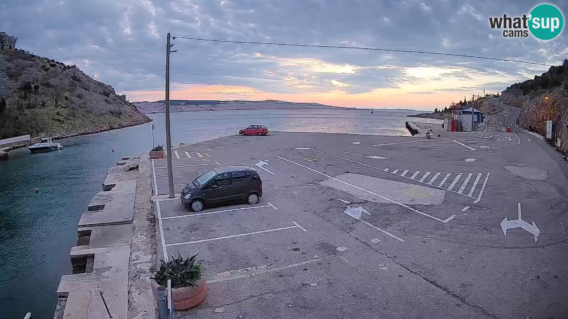 Spletna kamera trajektno pristanišče Prizna – proti otoku Pag