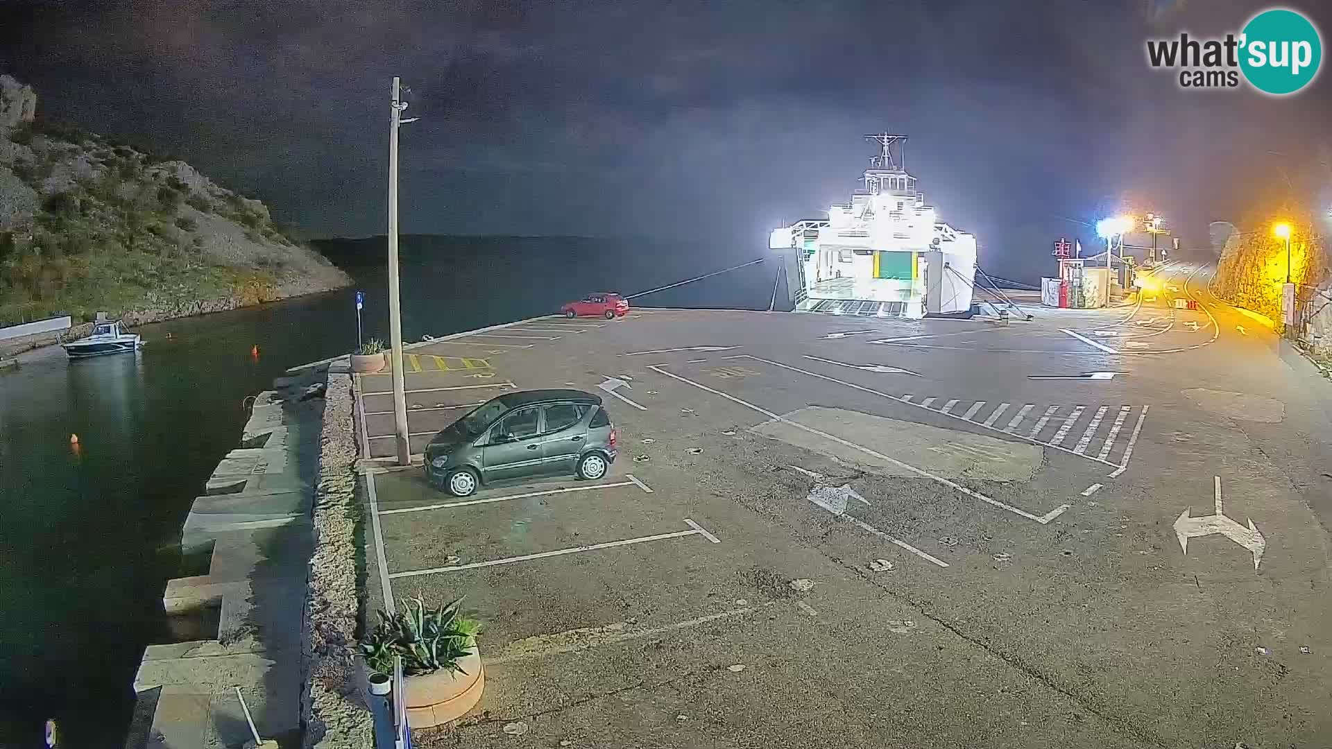 Spletna kamera trajektno pristanišče Prizna – proti otoku Pag