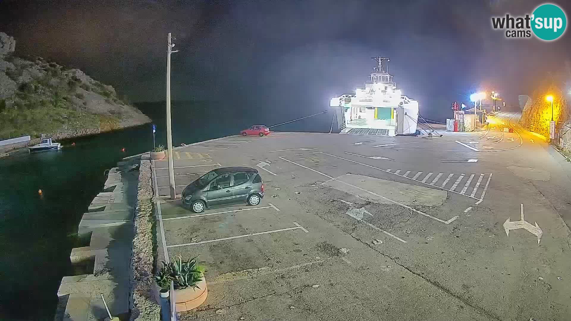 Spletna kamera trajektno pristanišče Prizna – proti otoku Pag