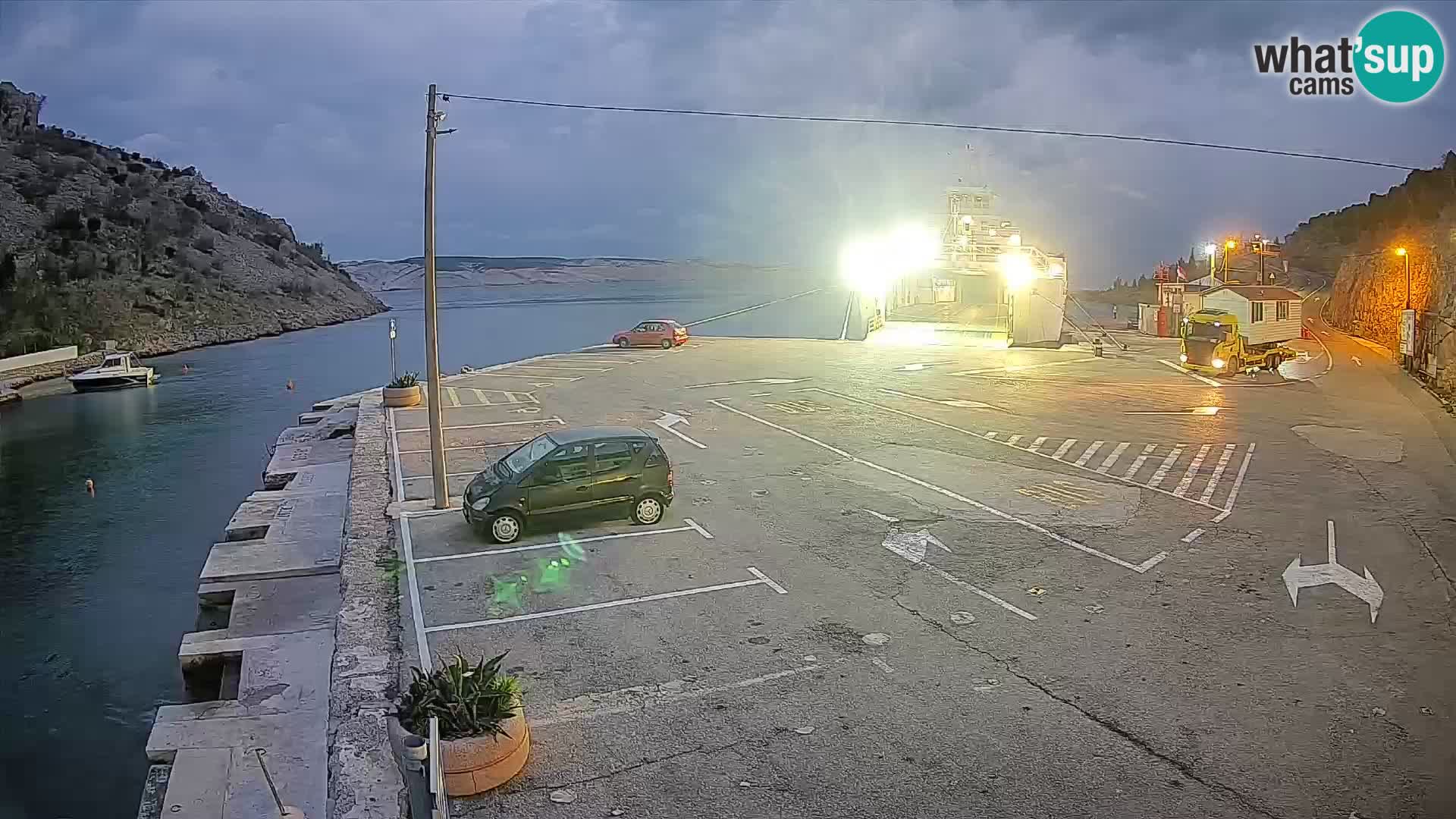 Webcam del puerto de ferris de Prizna – hacia la isla de Pag