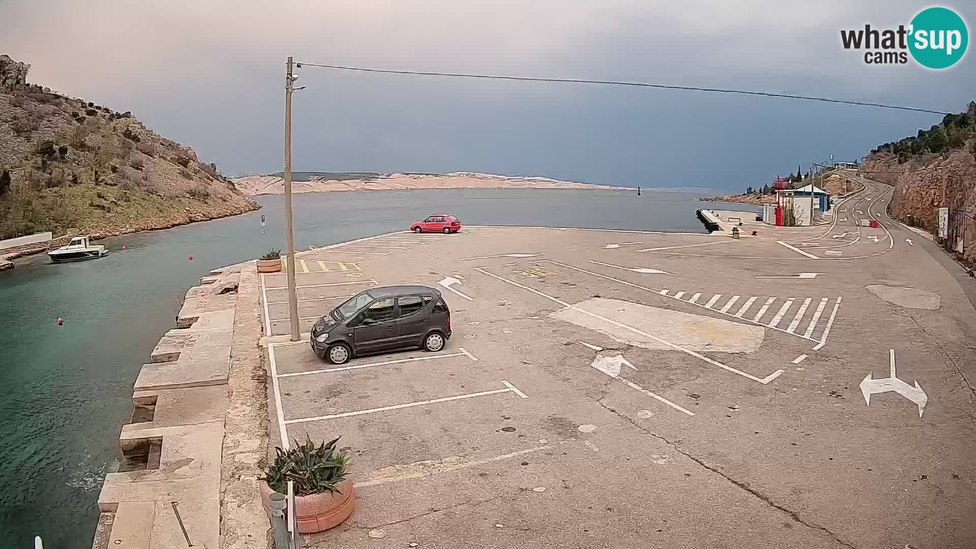 Webcam del puerto de ferris de Prizna – hacia la isla de Pag