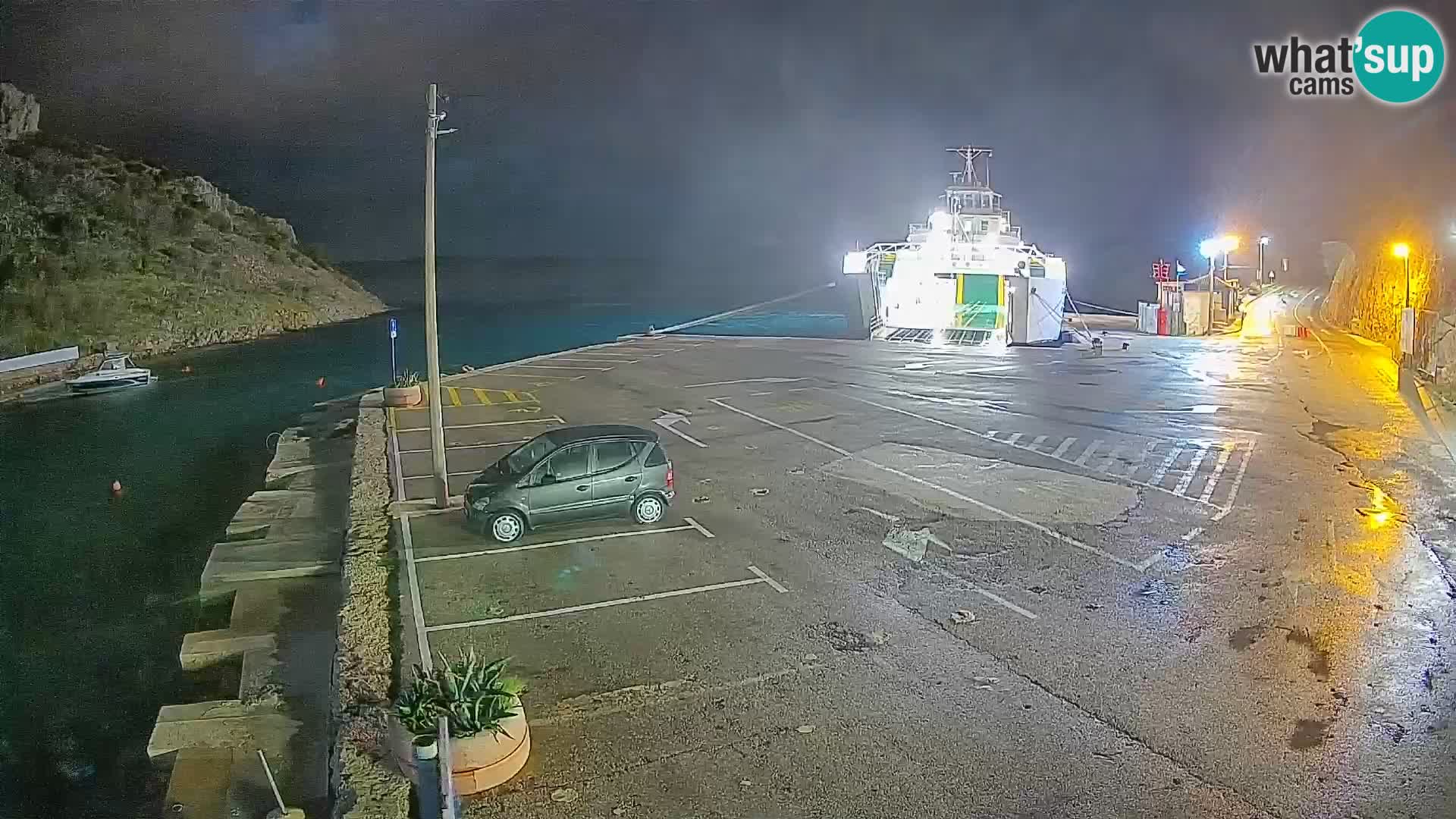 Spletna kamera trajektno pristanišče Prizna – proti otoku Pag
