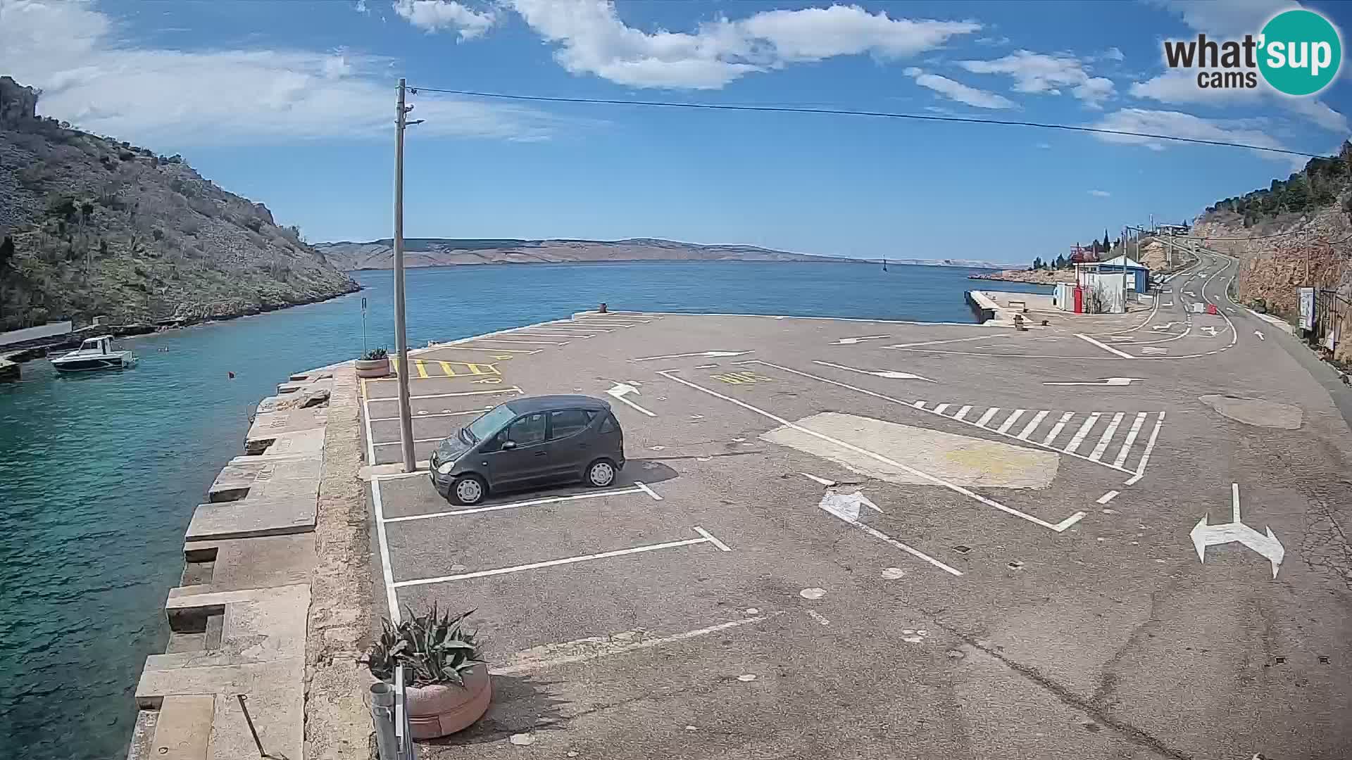 Spletna kamera trajektno pristanišče Prizna – proti otoku Pag