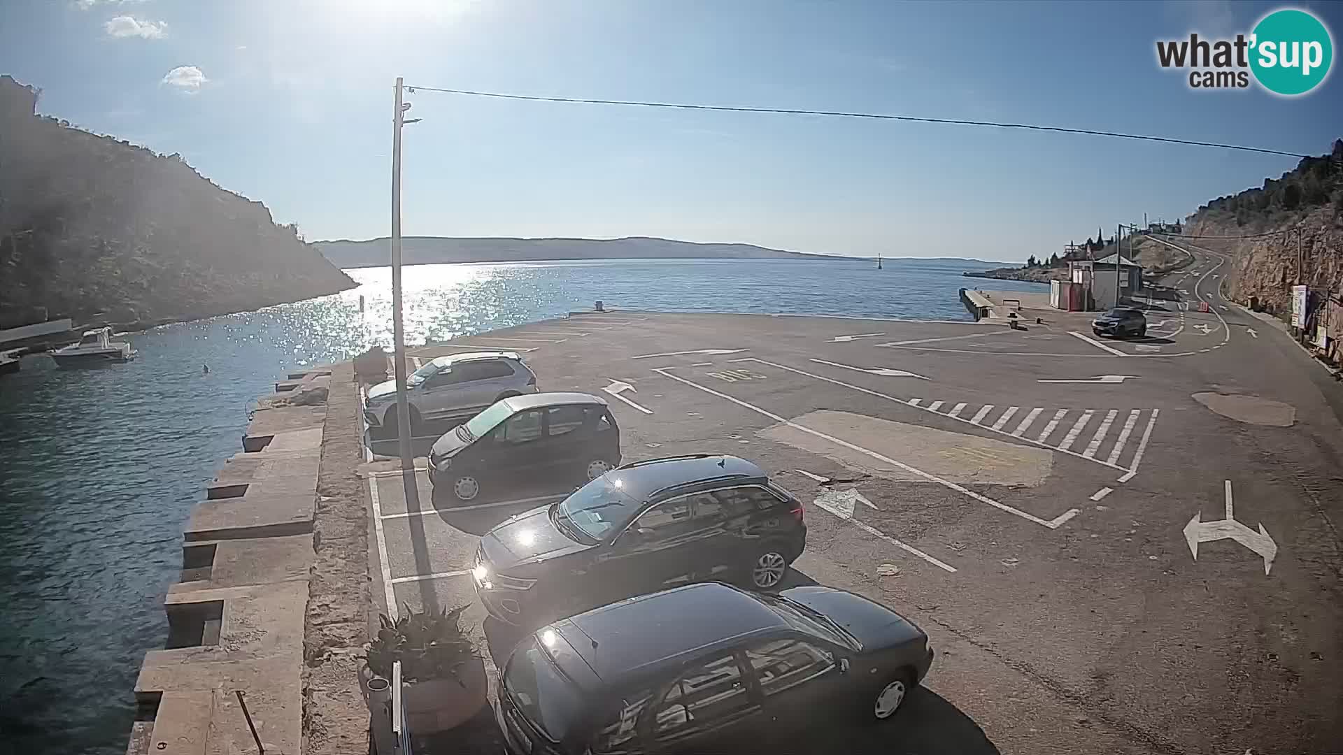 Spletna kamera trajektno pristanišče Prizna – proti otoku Pag