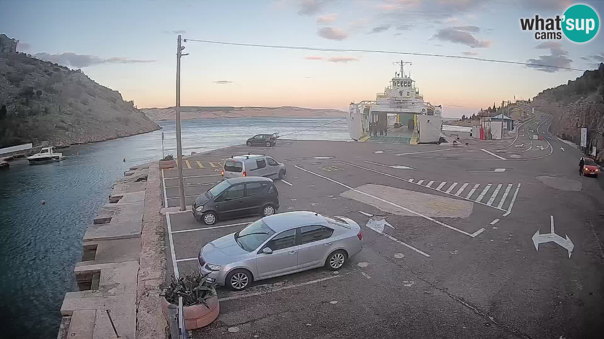 Spletna kamera trajektno pristanišče Prizna – proti otoku Pag