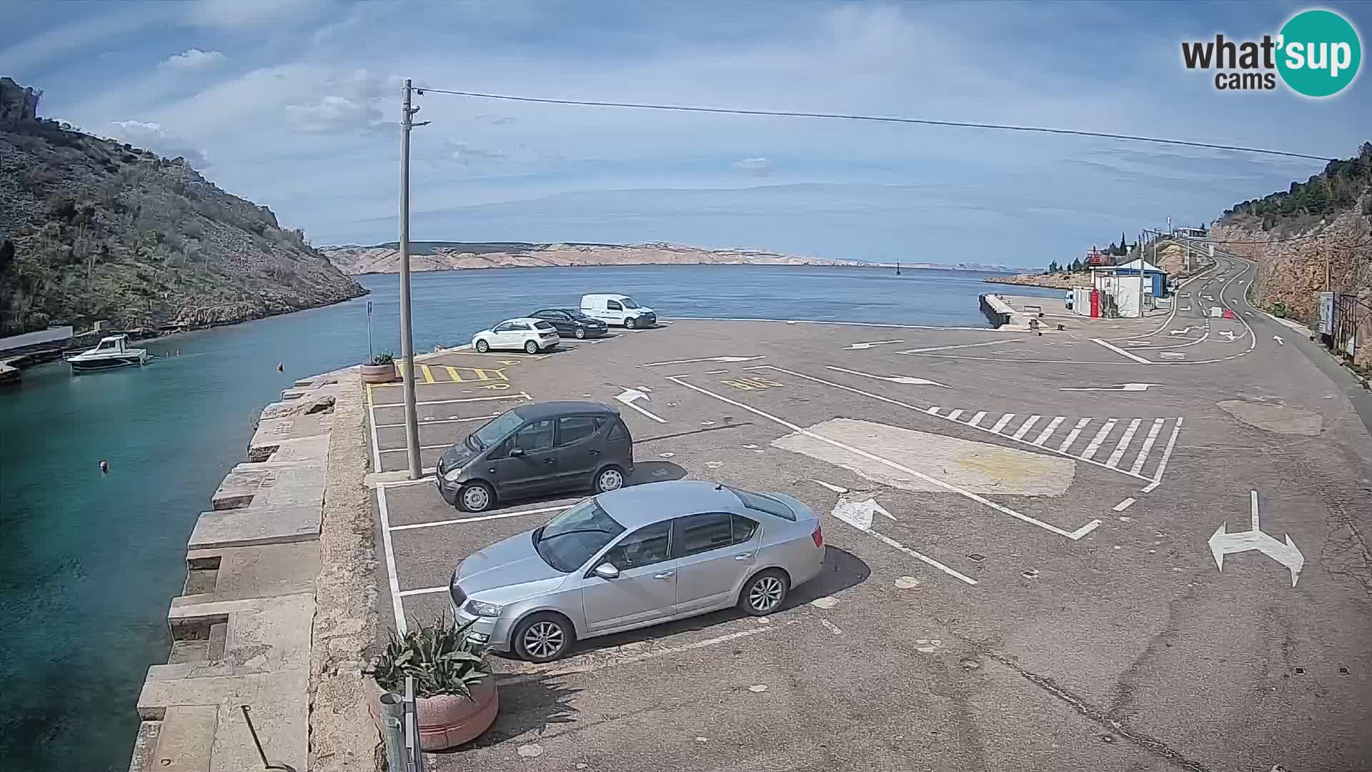 Spletna kamera trajektno pristanišče Prizna – proti otoku Pag